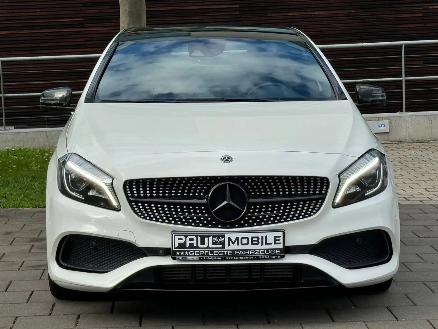 Mercedes-Benz A 250 AMG Navi LED Parkassistent PDC Ambiente Weiß - 2