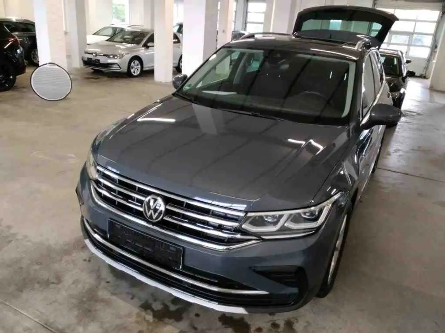 Volkswagen Tiguan Elegance 2.0 TDI DSG Pano Matrix Rear View Navi Si Grau - 2