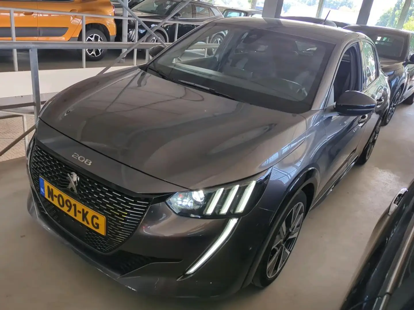 Peugeot 208 1.2 PureTech GT | Achterbank in delen neerklapbaar Gris - 1