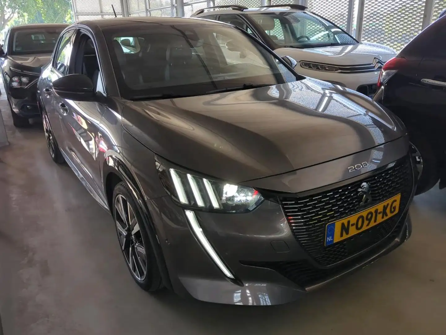 Peugeot 208 1.2 PureTech GT | Achterbank in delen neerklapbaar Gris - 2