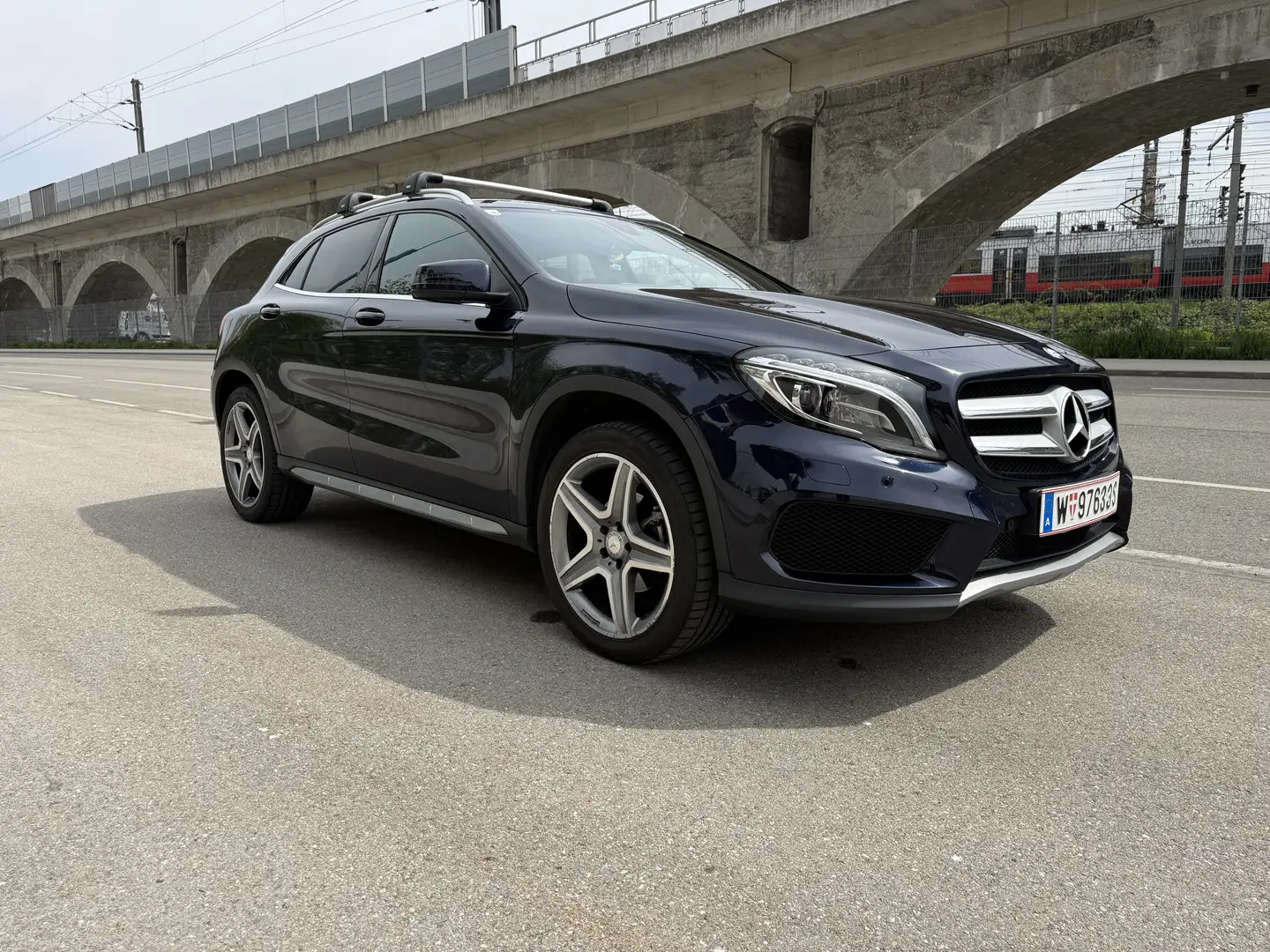 Mercedes-Benz GLA 200 d Aut. AMG Line Blau - 1