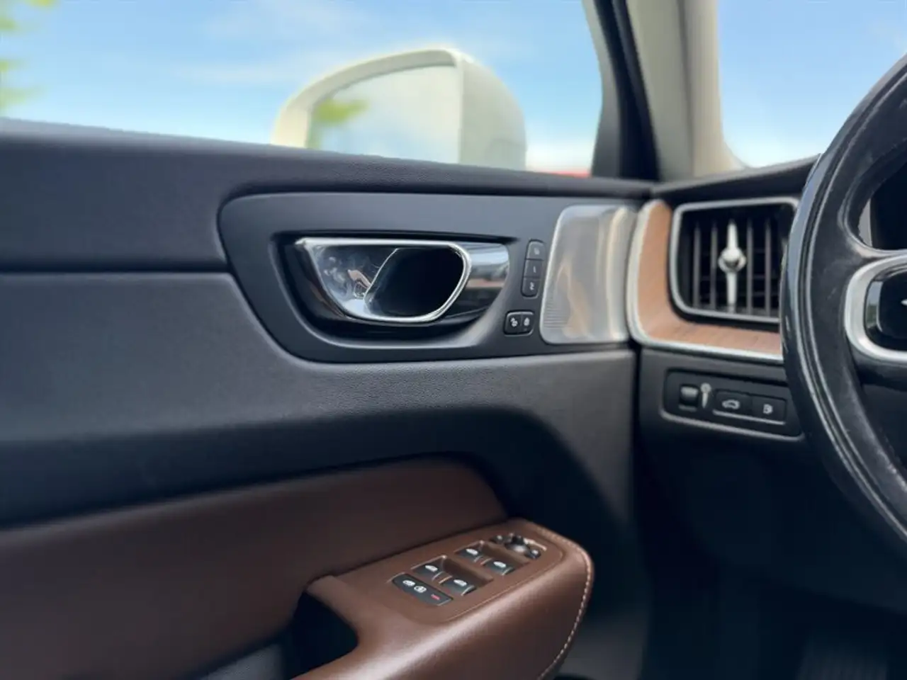 Volvo XC60 снимка Volvo XC60