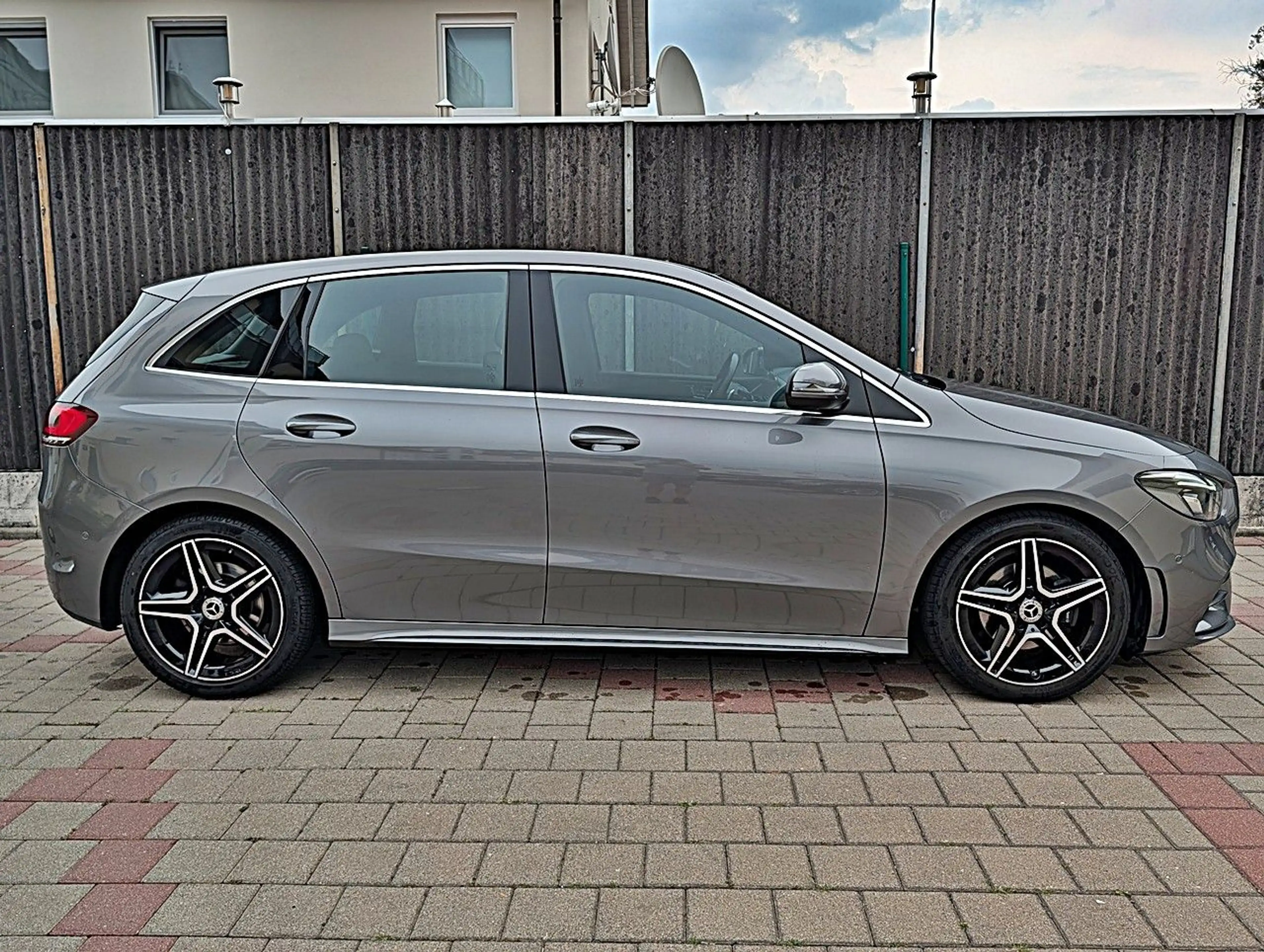 Mercedes-Benz B 200 B200*AMG-LINE/Panorama-Schiebedach/NAVI/LED* — photo 6