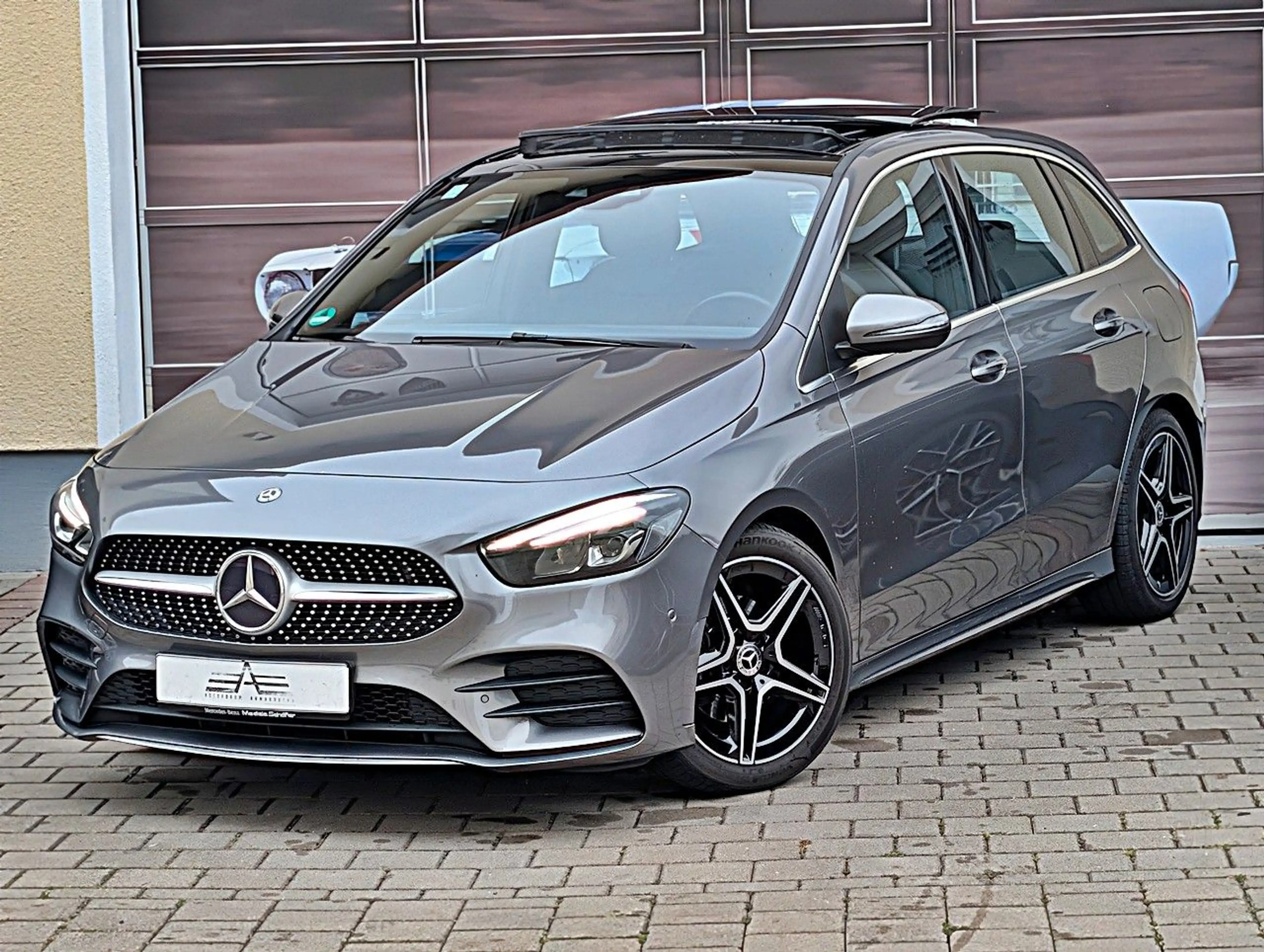 Mercedes-Benz B 200 B200*AMG-LINE/Panorama-Schiebedach/NAVI/LED* — photo 2