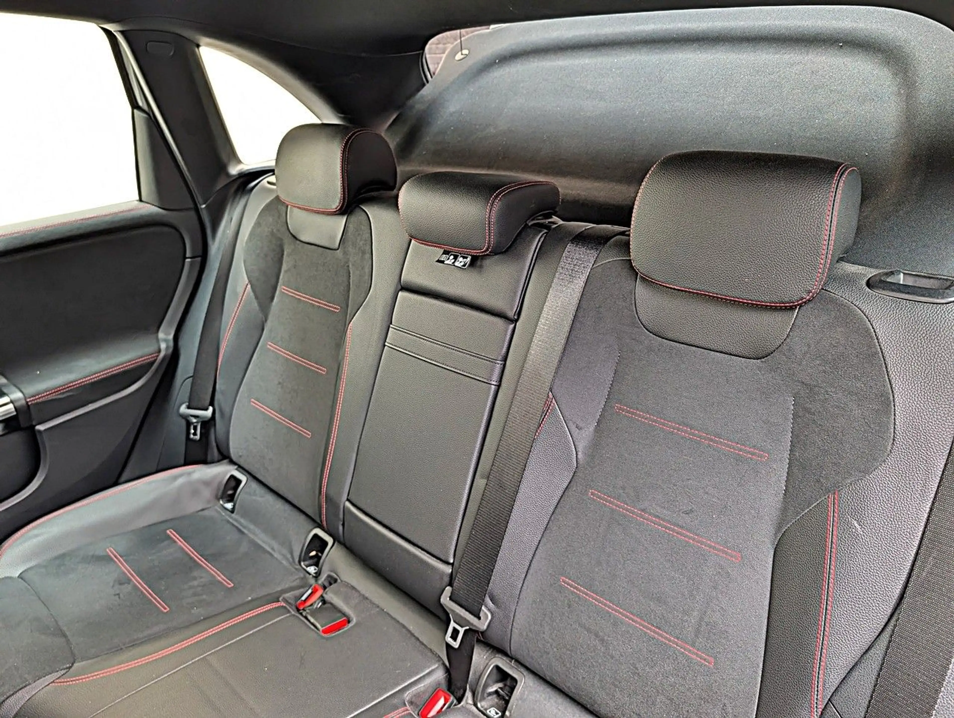 Mercedes-Benz B 200 B200*AMG-LINE/Panorama-Schiebedach/NAVI/LED* — photo 10