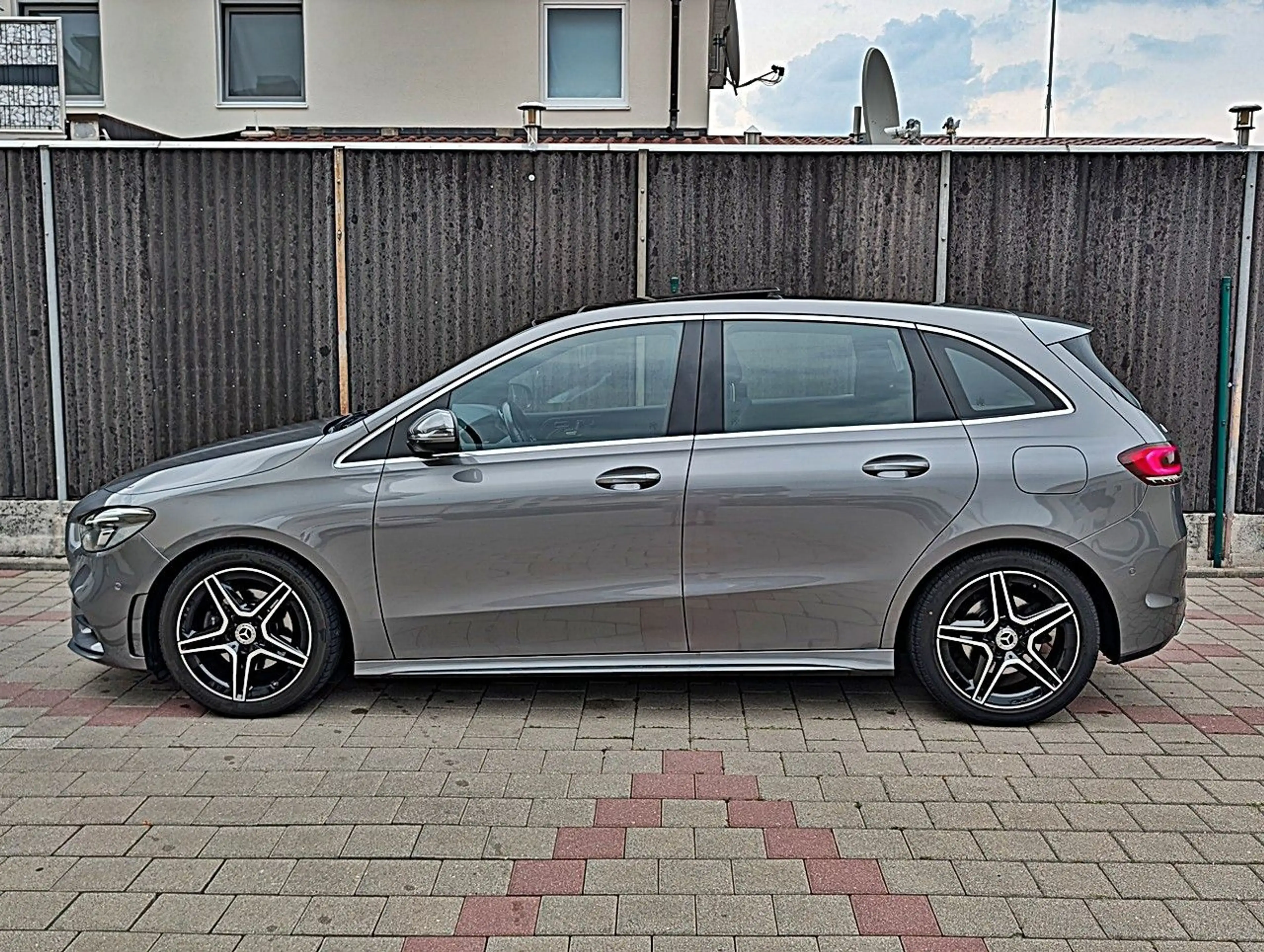 Mercedes-Benz B 200 B200*AMG-LINE/Panorama-Schiebedach/NAVI/LED* — photo 3
