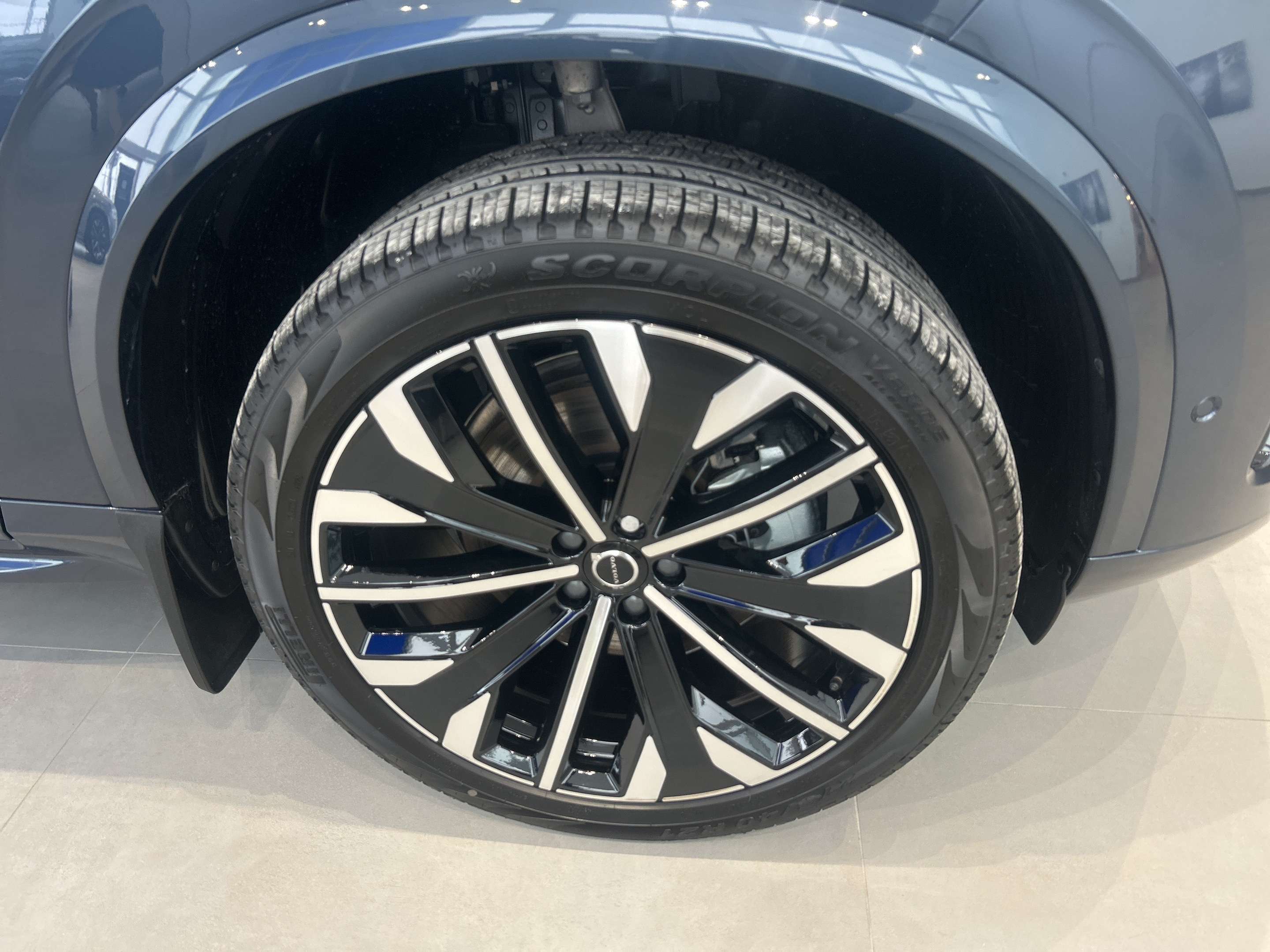 2026 Volvo XC90 B6 AWD Ultra Dark Theme 7-Seater alt 3