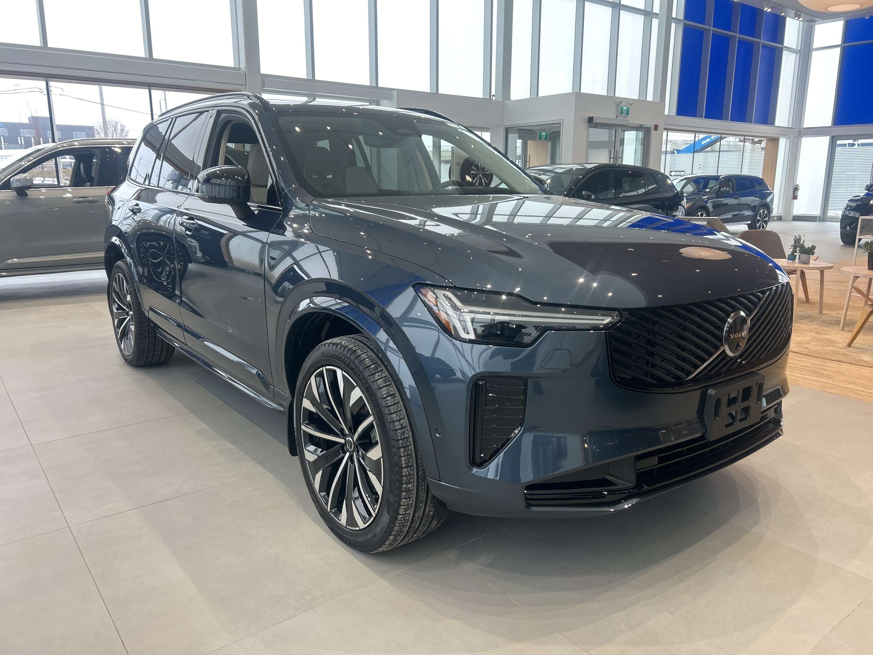 2026 Volvo XC90 B6 AWD Ultra Dark Theme 7-Seater alt 2