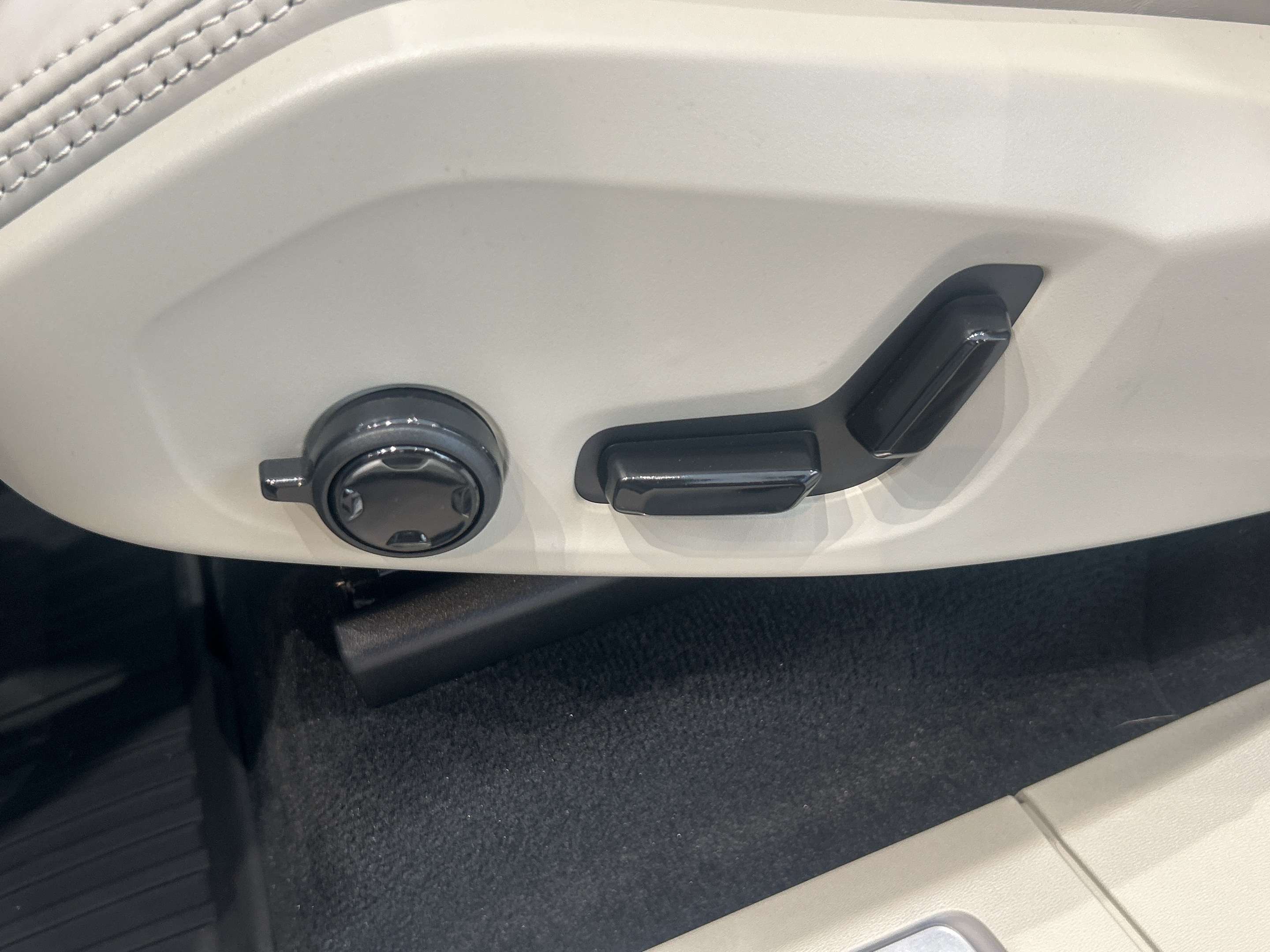 2026 Volvo XC90 B6 AWD Ultra Dark Theme 7-Seater thumb 14