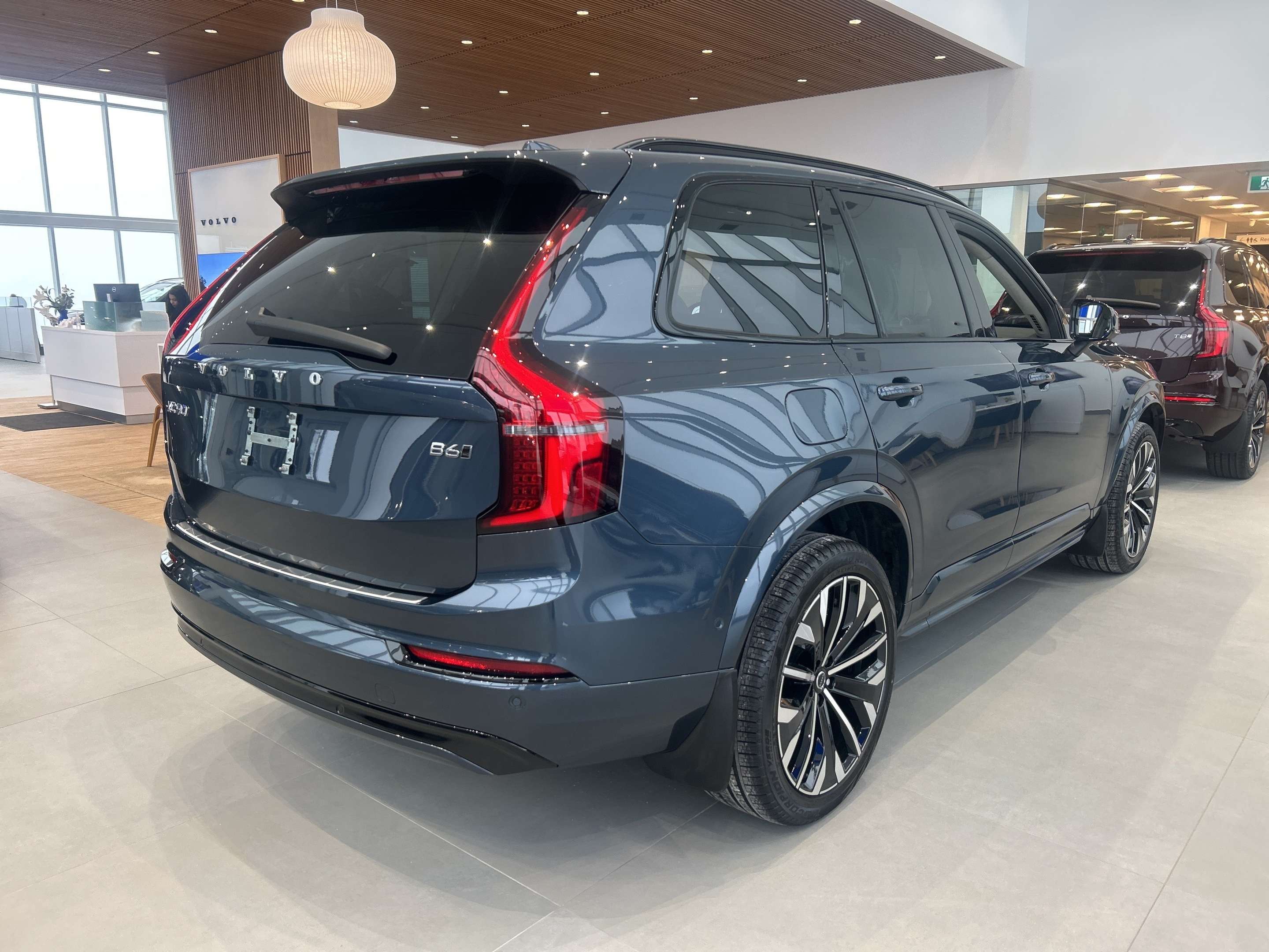 2026 Volvo XC90 B6 AWD Ultra Dark Theme 7-Seater alt 4