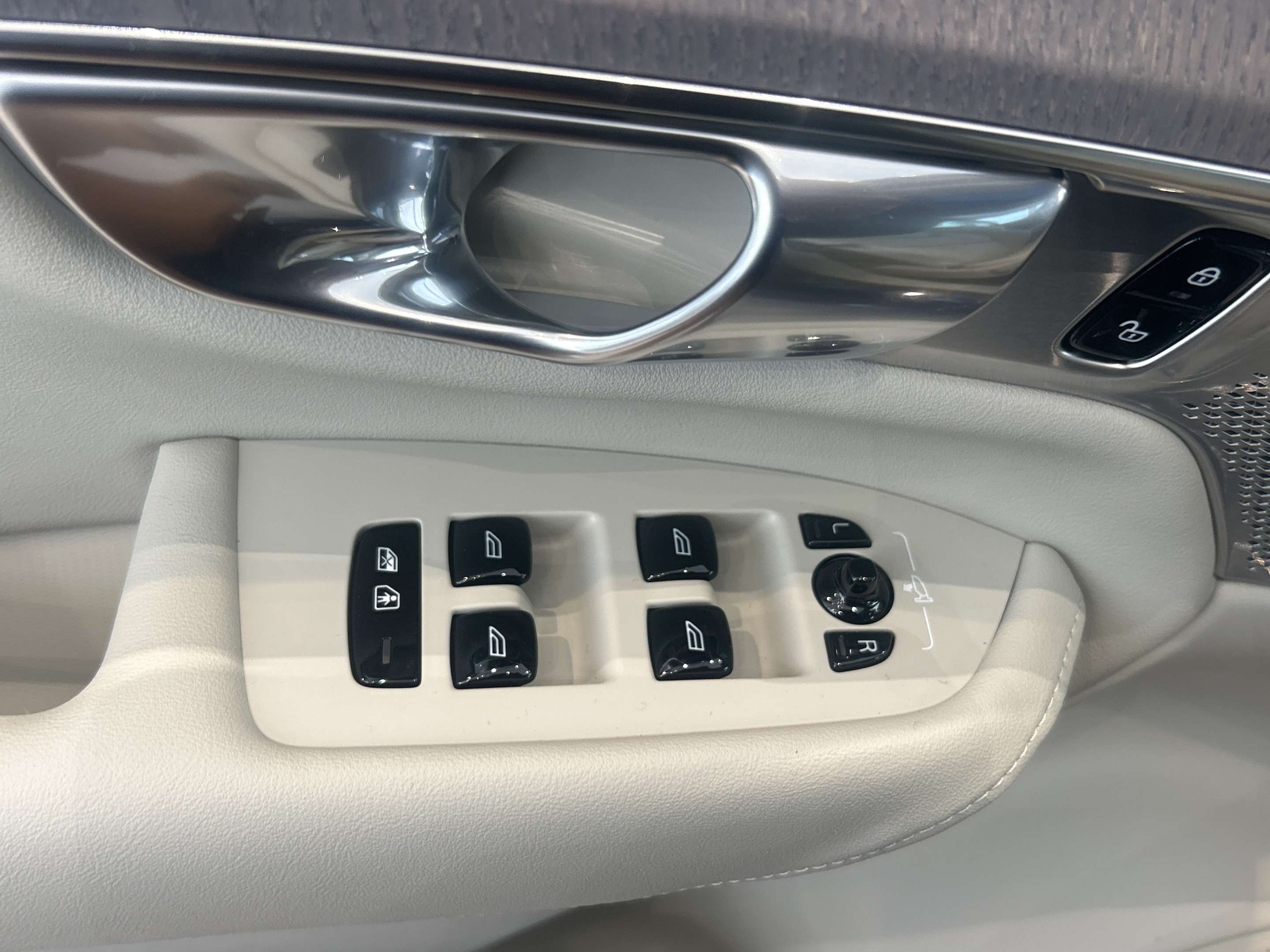 2026 Volvo XC90 B6 AWD Ultra Dark Theme 7-Seater thumb 13