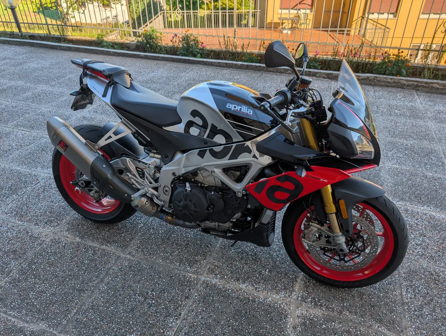 Aprilia Tuono Factory 2019 - 1