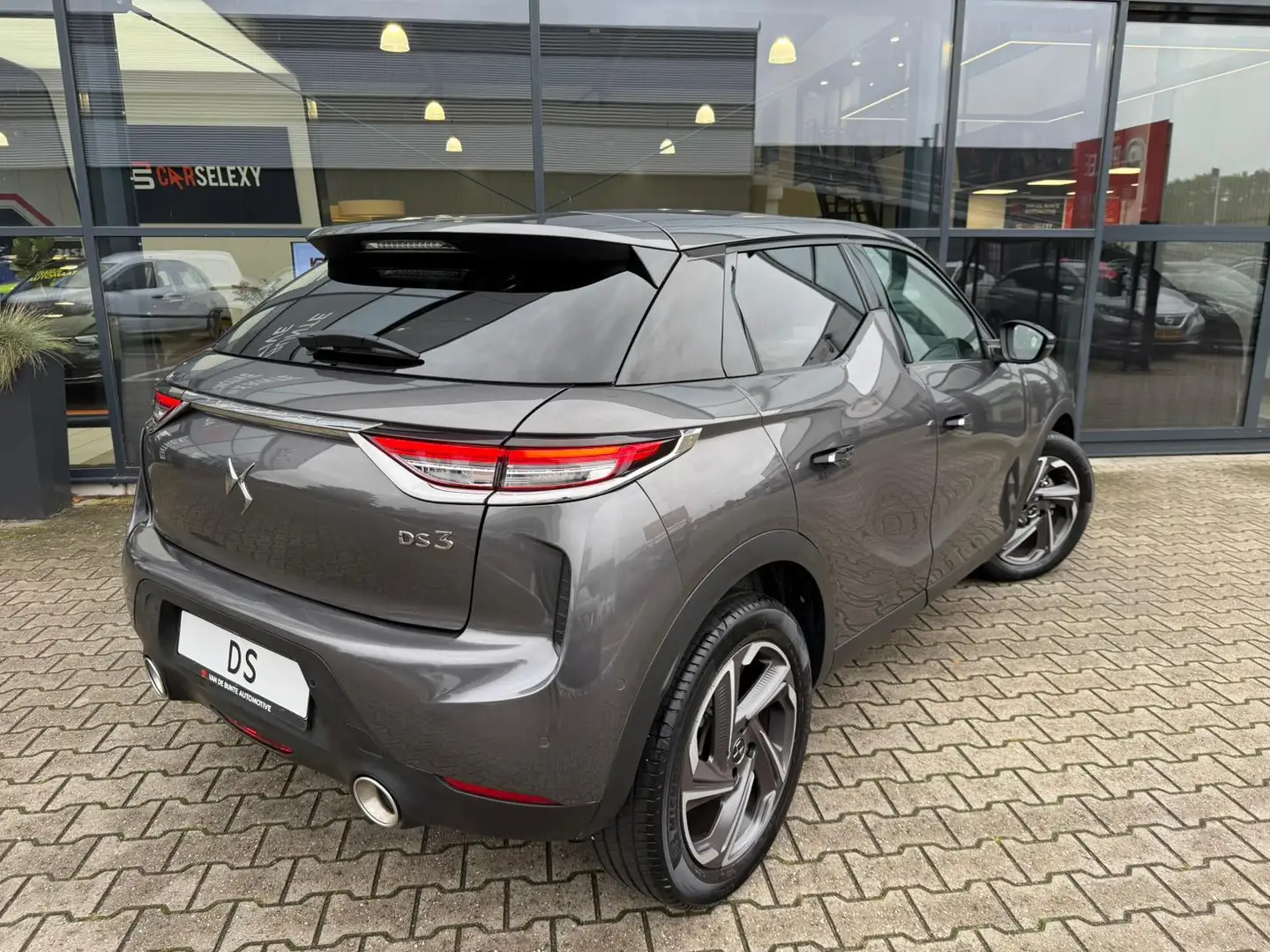 DS Automobiles DS 3 Crossback 1.2 PureTech Rivoli *Automaat* Grijs - 2