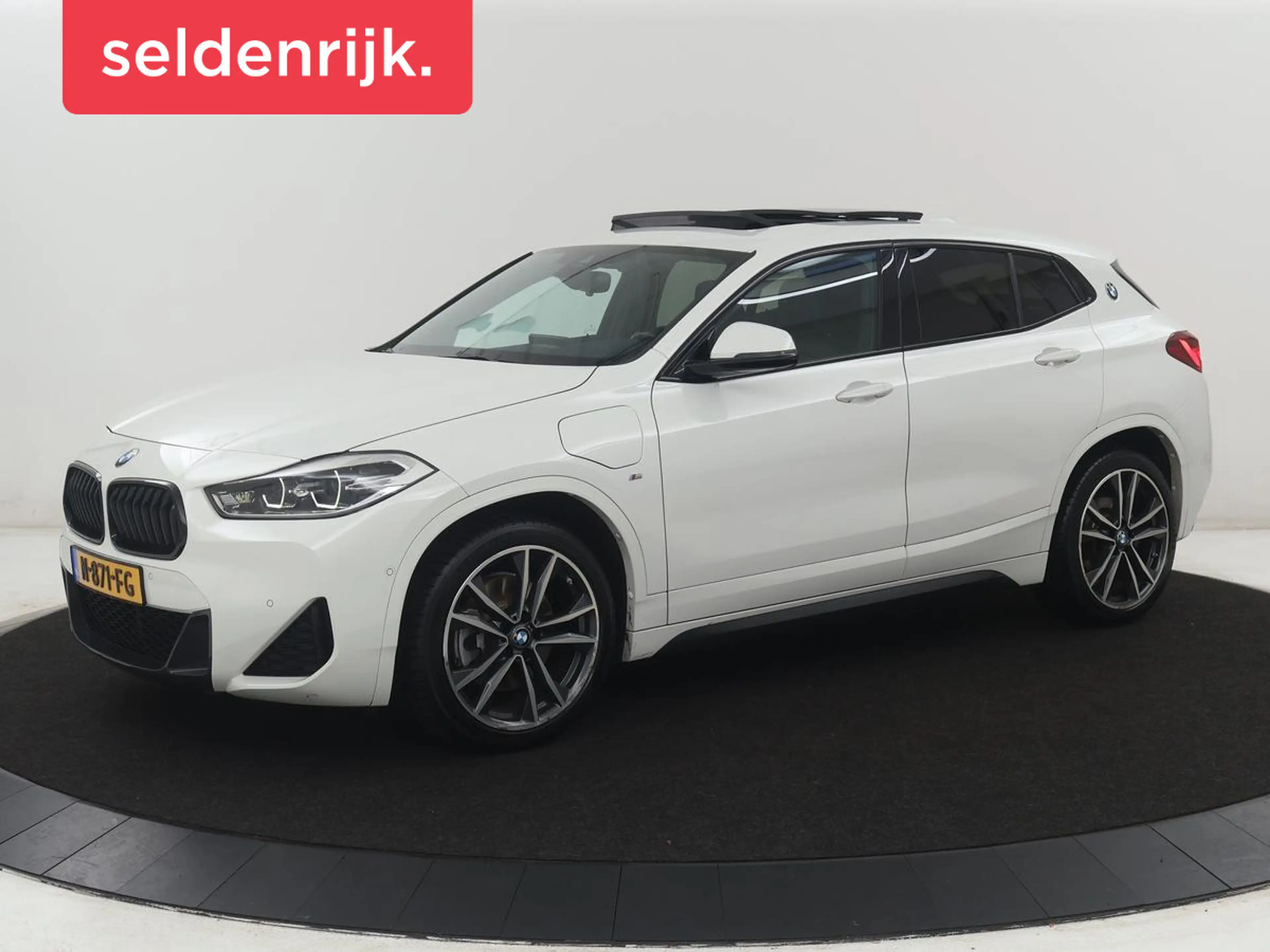 BMW X2 xDrive25e High Executive | Pano-Dak | Stoelverwarm