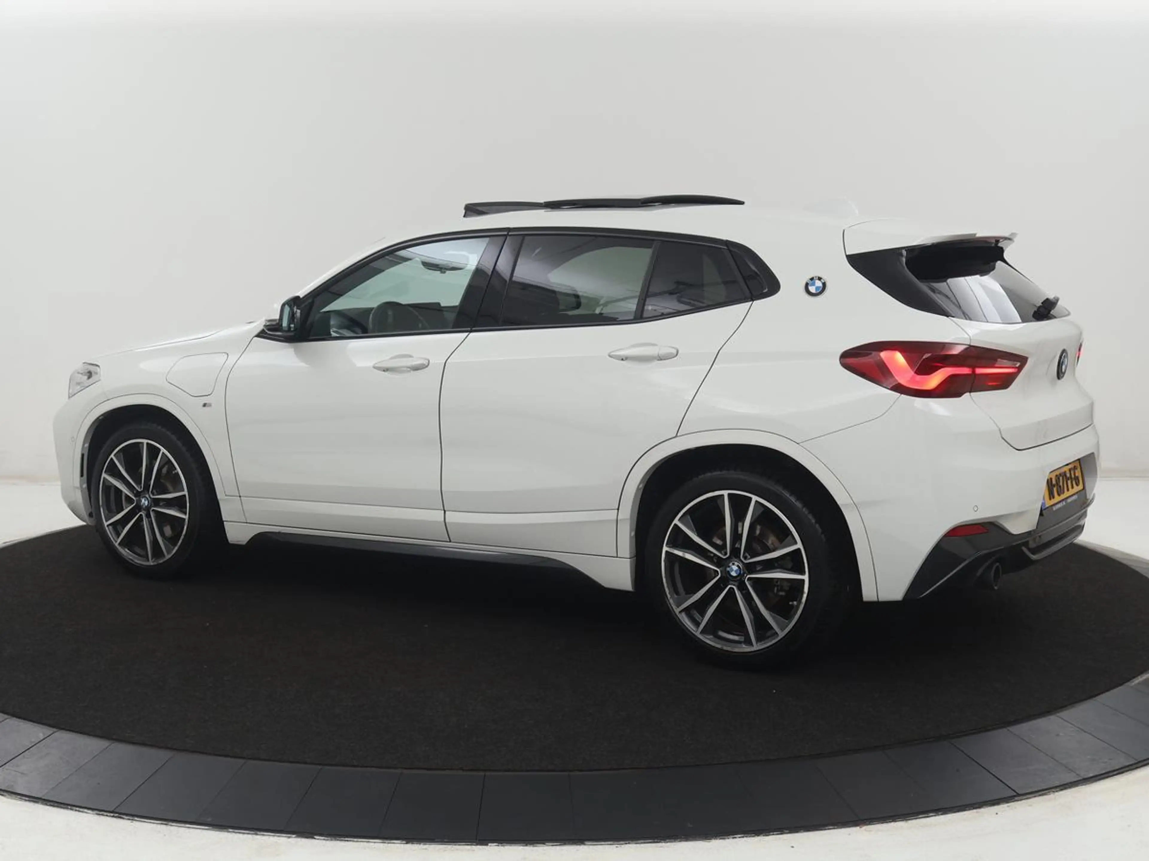 BMW X2 xDrive25e High Executive | Pano-Dak | Stoelverwarm — photo 2
