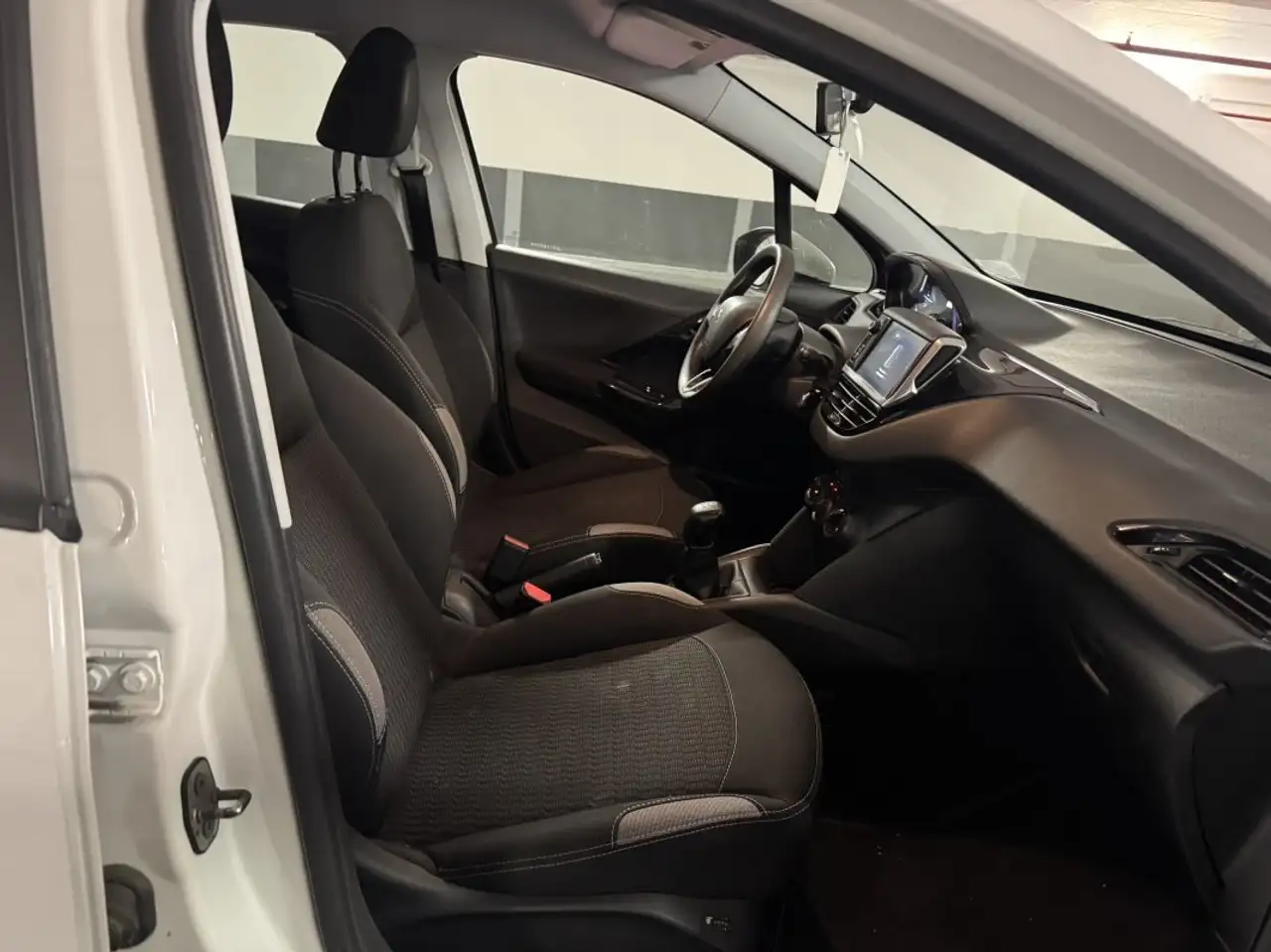 Peugeot 208 208 — photo 9