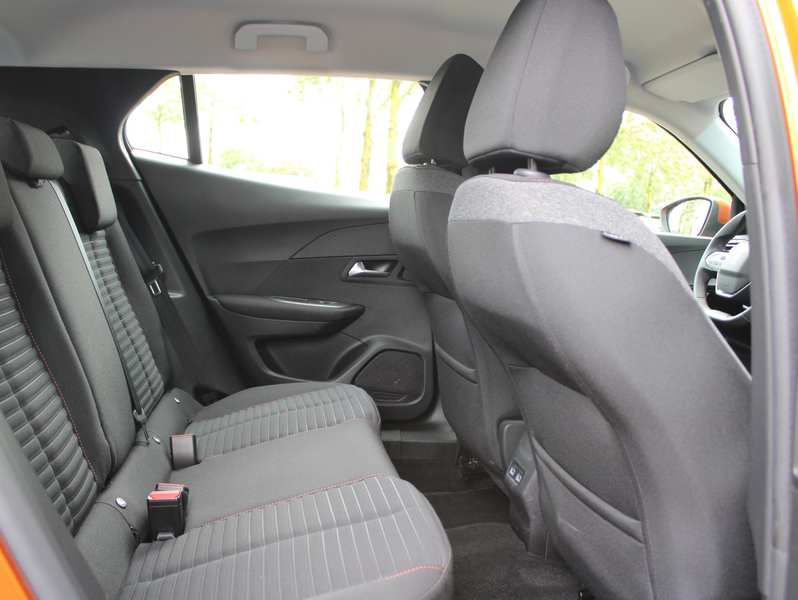 Peugeot e-2008 EV Active Pack 50 kWh | Navi / Camera / Airco — photo 9