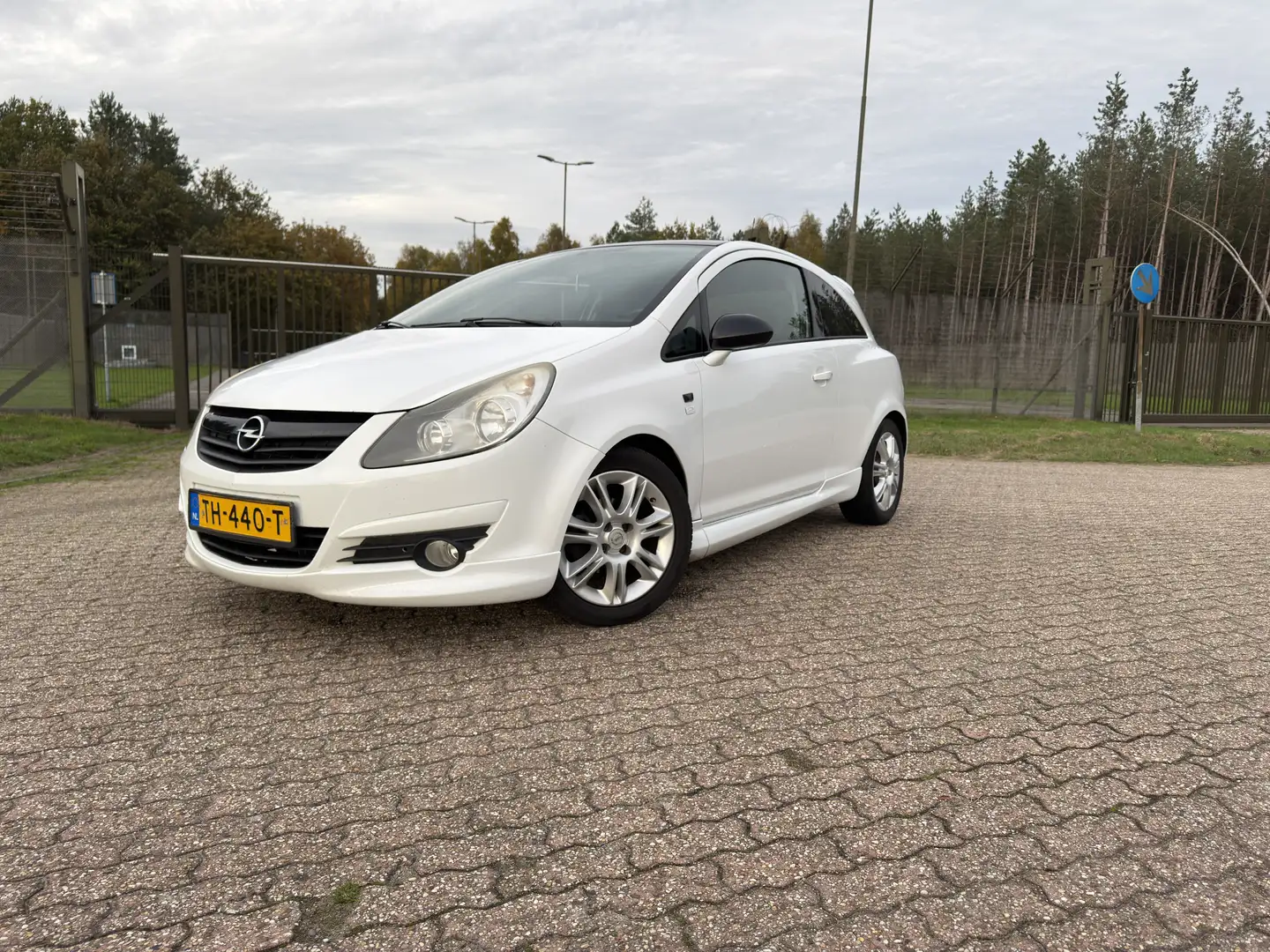 Opel Corsa 1.2-16V Selection Wit - 1