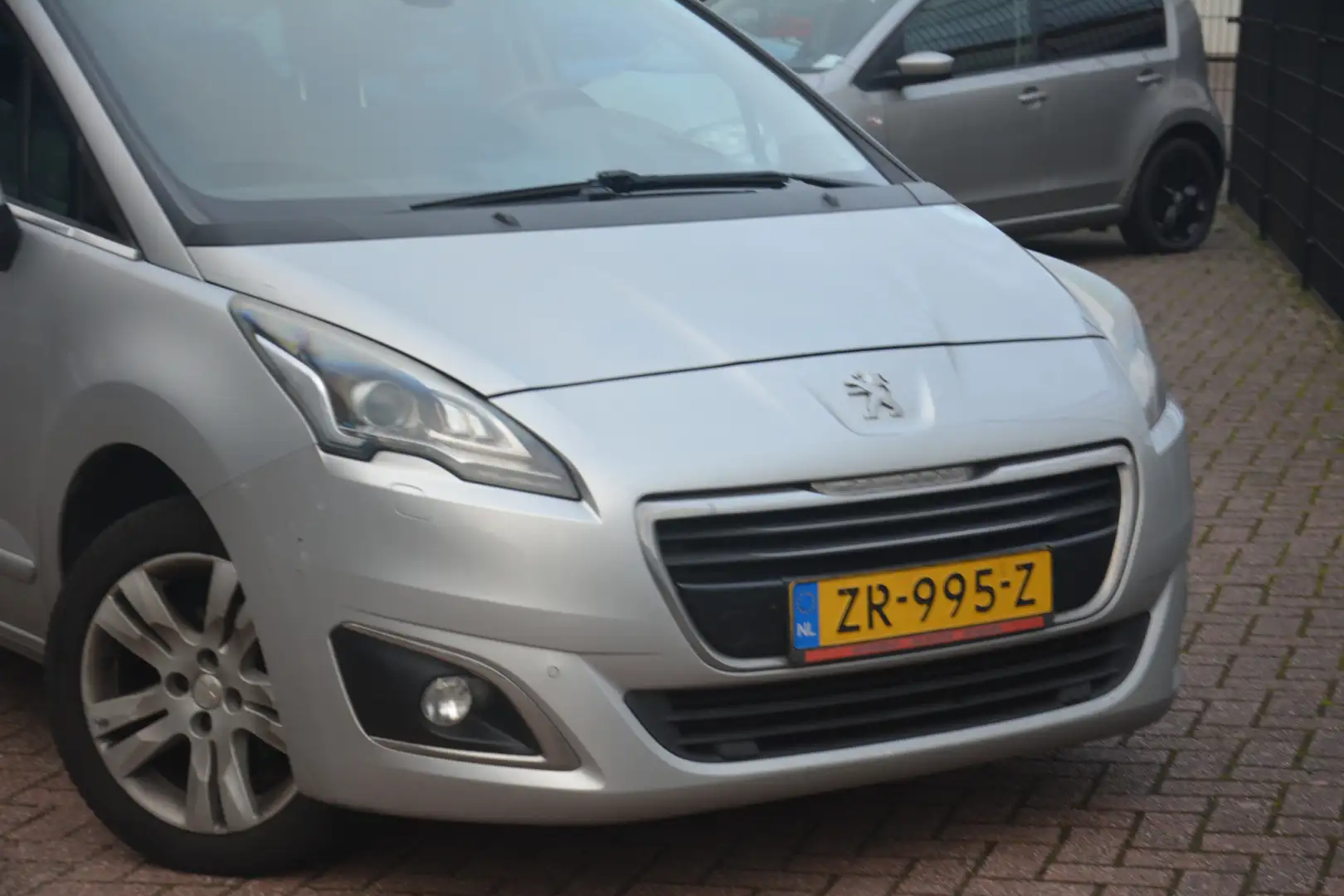 Peugeot 5008 1.6 e-HDi Style 5p. | Navigatie | Leer | HUD | Pan Gris - 2