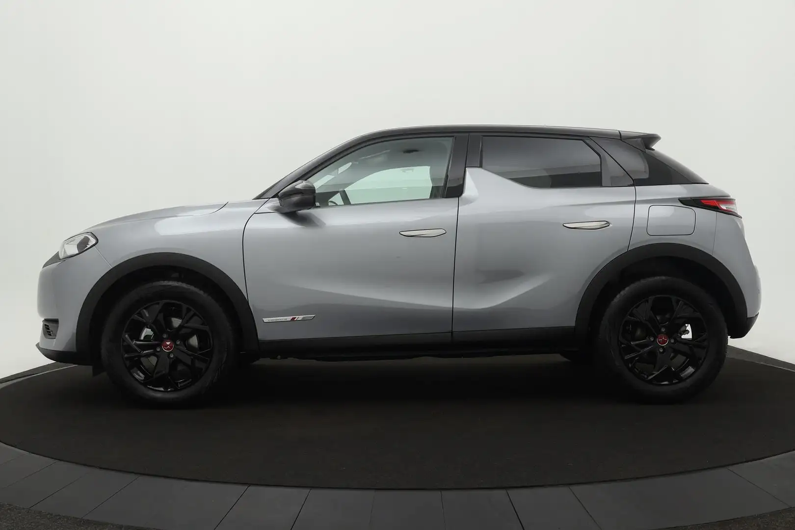 DS Automobiles DS 3 Crossback 1.2 100PK PERFORMANCE LINE | NAVIGATIE | CAMERA | Gris - 2