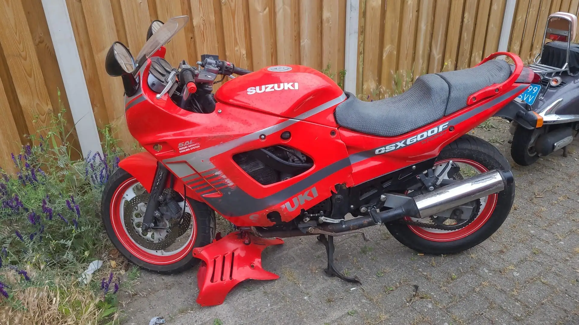 Suzuki GSX 600 Rouge - 2