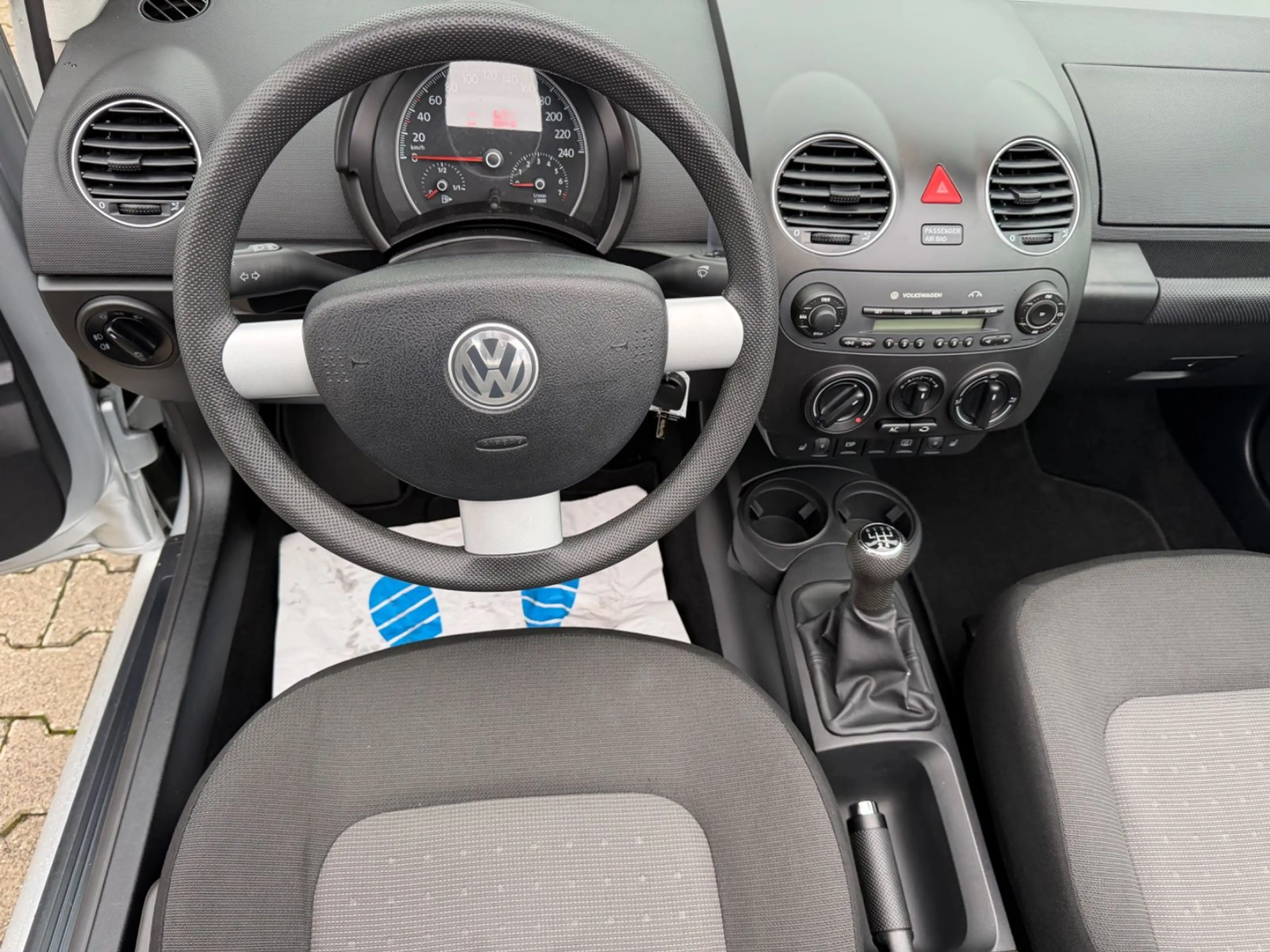 Volkswagen New Beetle Cabriolet 1.6 — photo 15