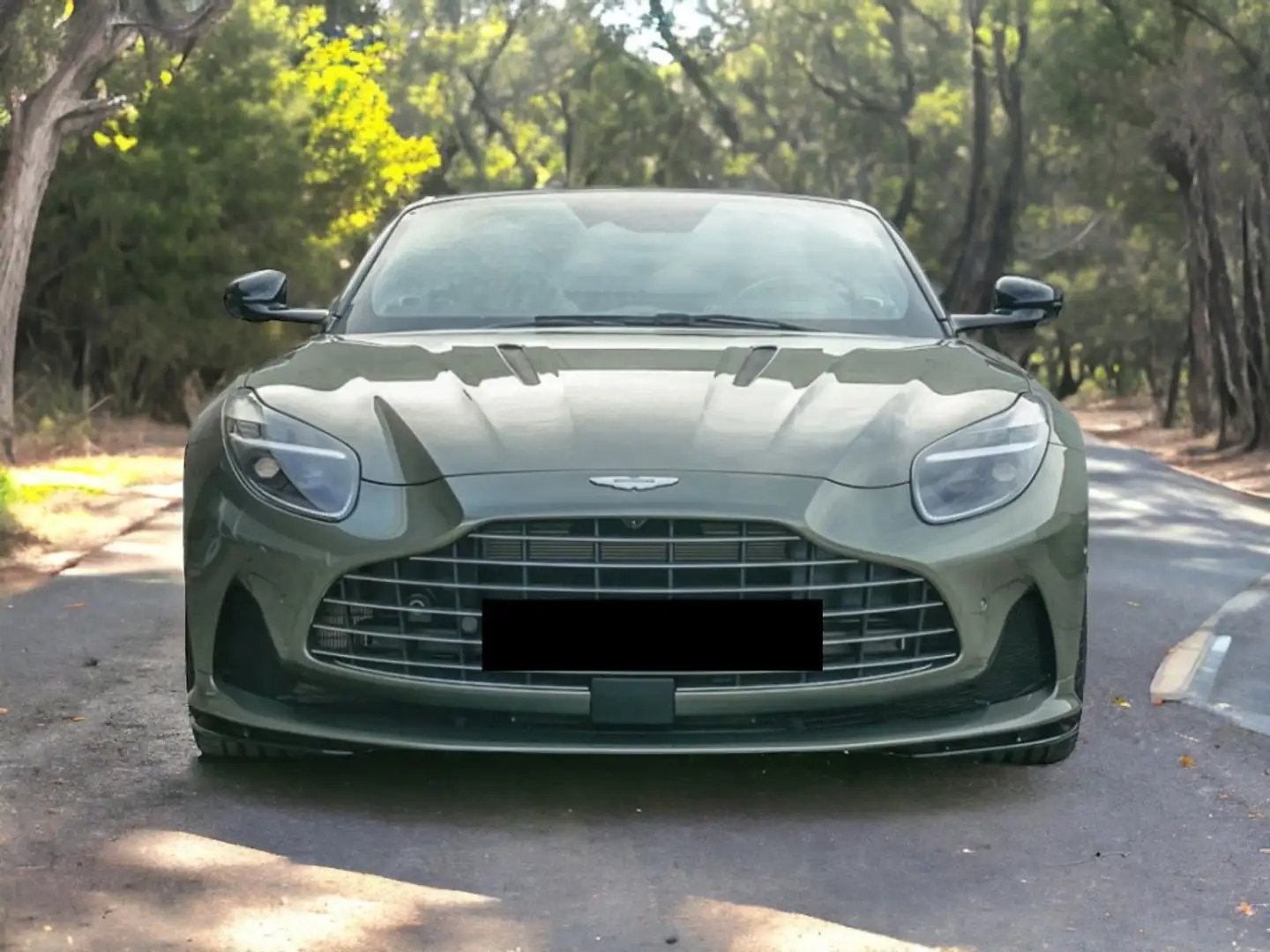 Aston Martin DB12 4.0 V8 Šedá - 1