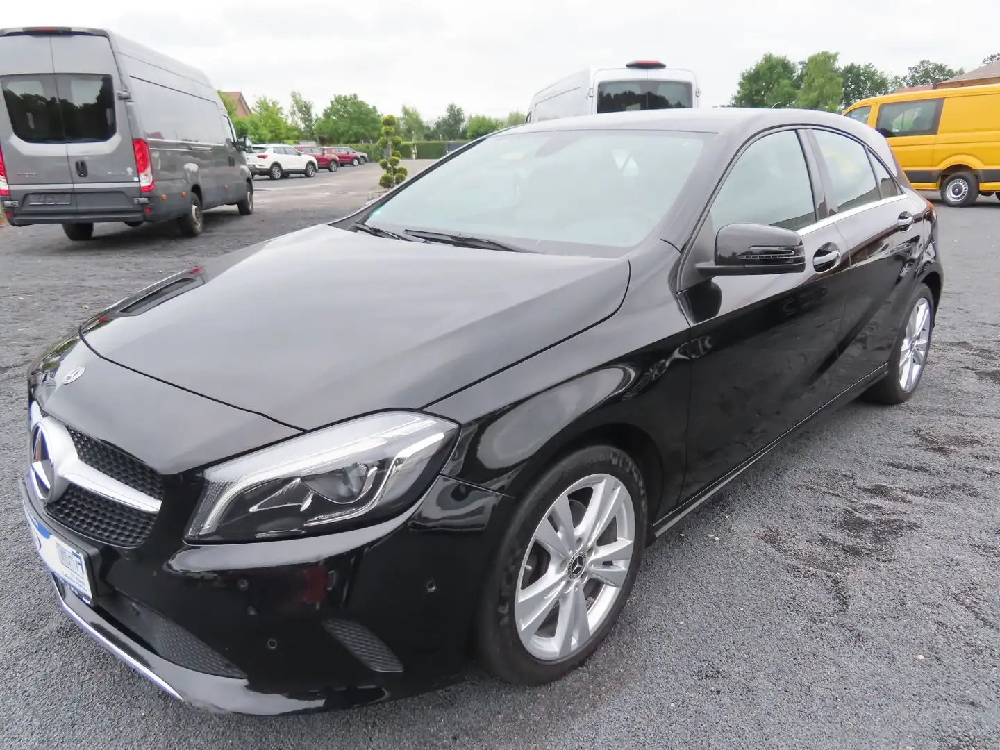 Mercedes-Benz A 180 BlueEfficiency  Leder Klima Sitzh. Alu AHK Schwarz - 1