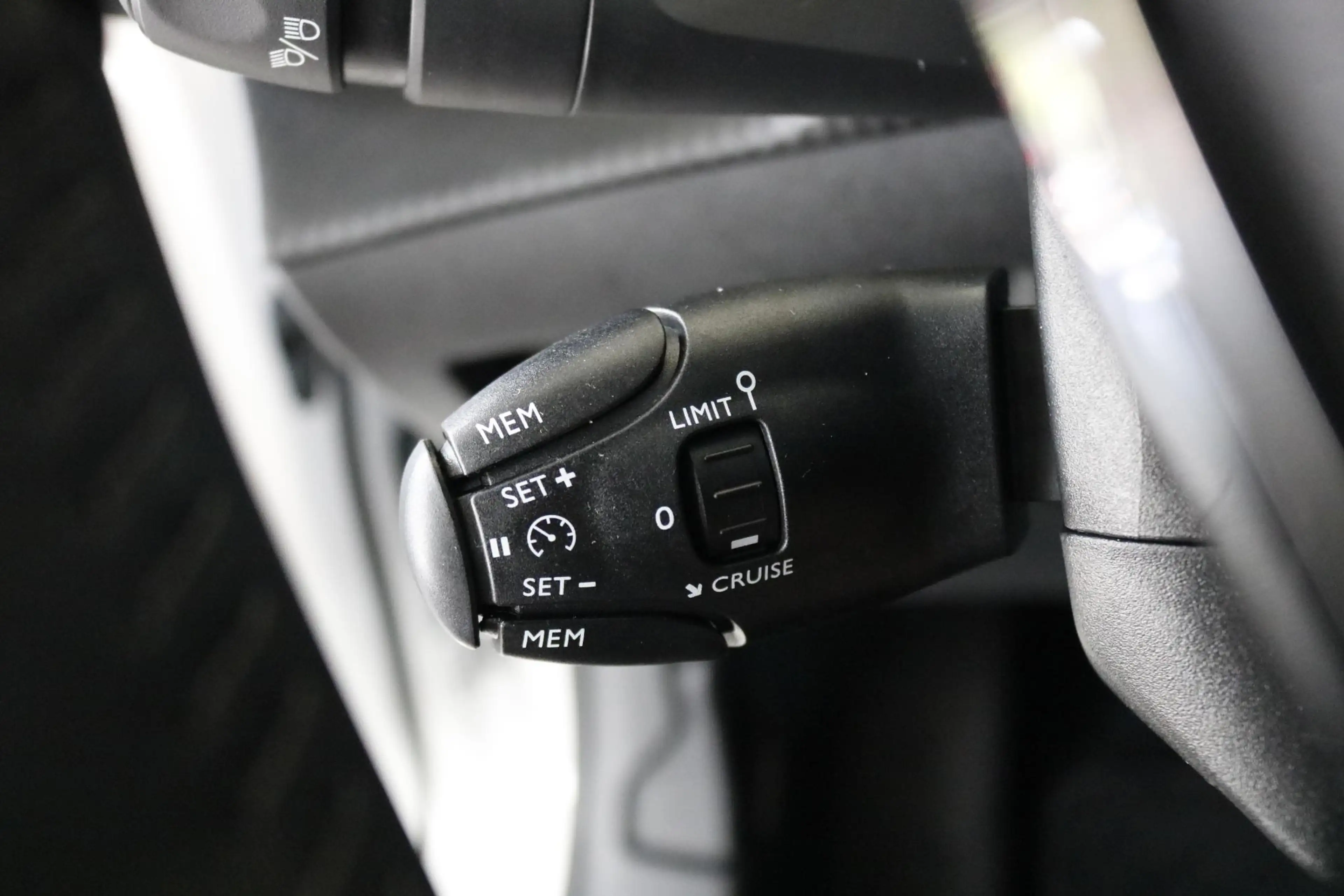 Peugeot e-208 EV Active Pack 50 kWh All-Seasons | Climate | Carp — photo 15
