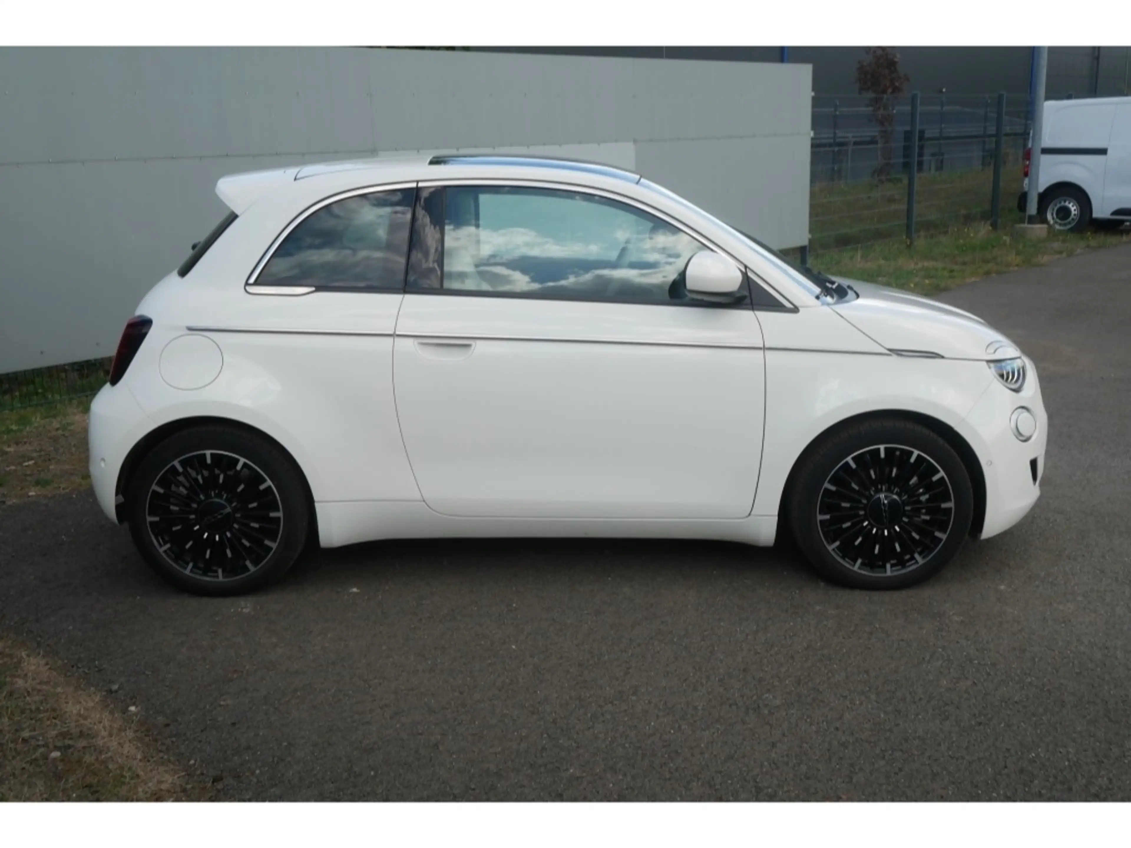 Fiat 500e LA PRIMA AT 42 Kwh 118PS LED GLASDACH NAVI WINTER — photo 2