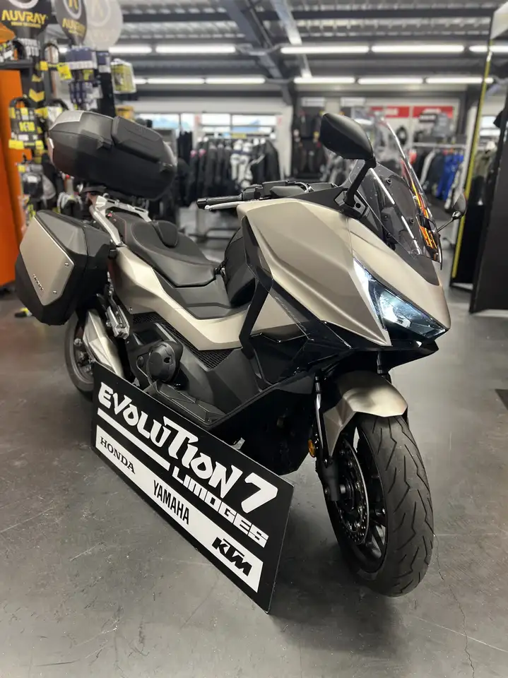 Honda Forza 750