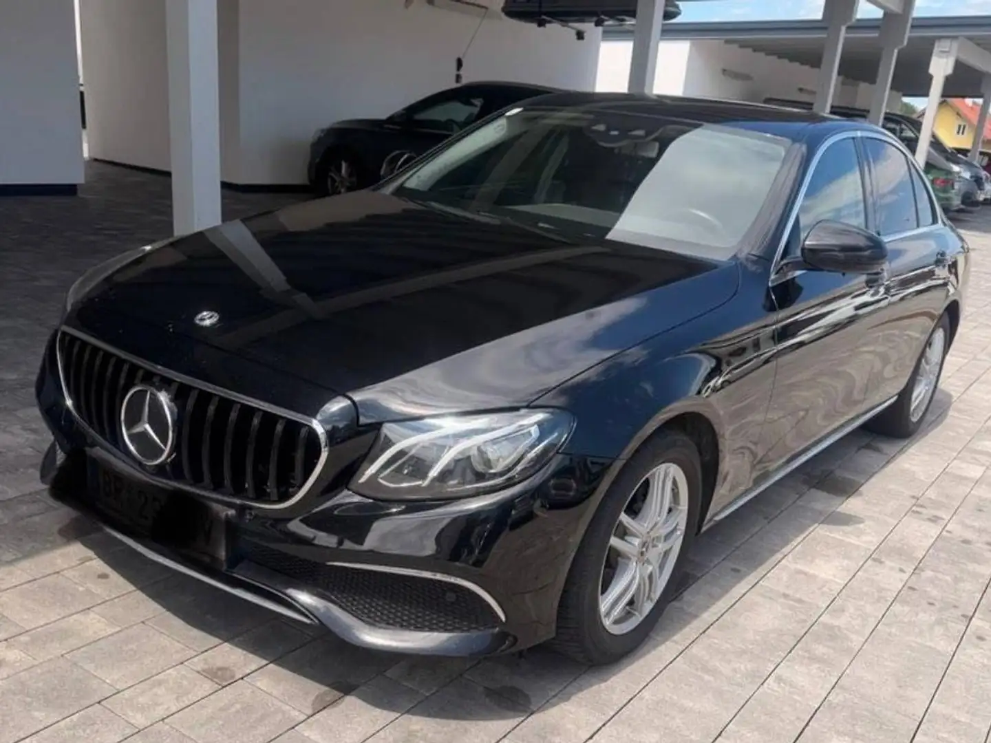 Mercedes-Benz E 220 Schwarz - 1