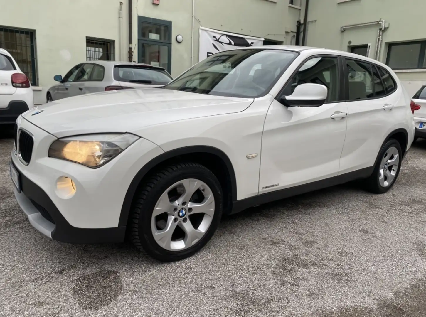 BMW X1 xDrive18d Aut. FUTURA Blanc - 2
