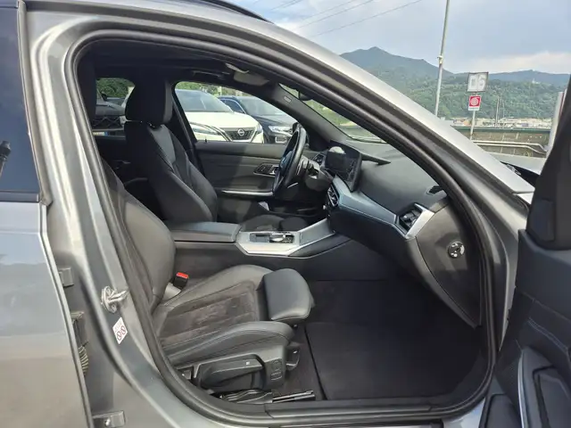 BMW 3 Series view 9