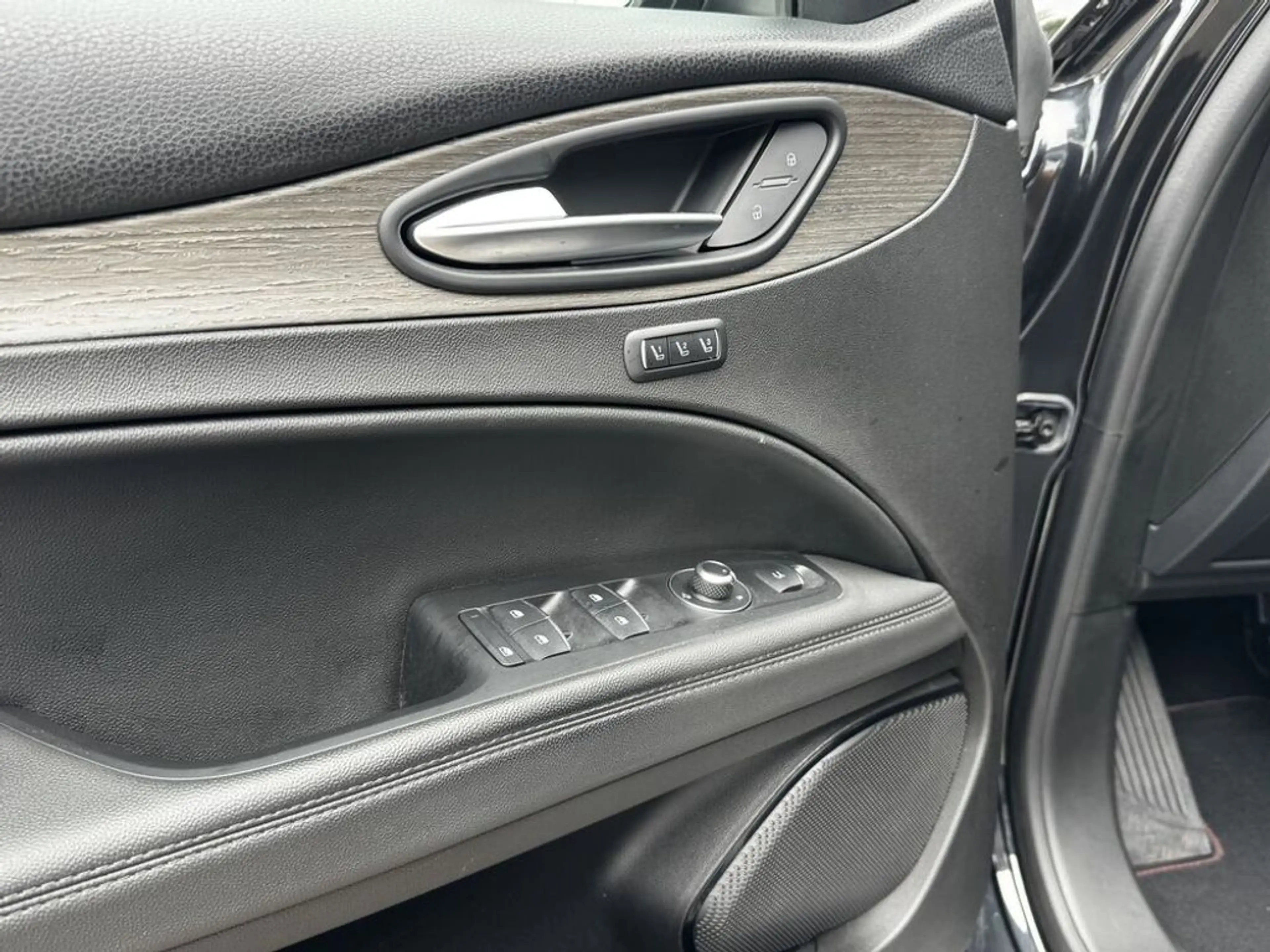 Alfa Romeo Stelvio Ti Q4 Schöne Ausstattung — photo 14
