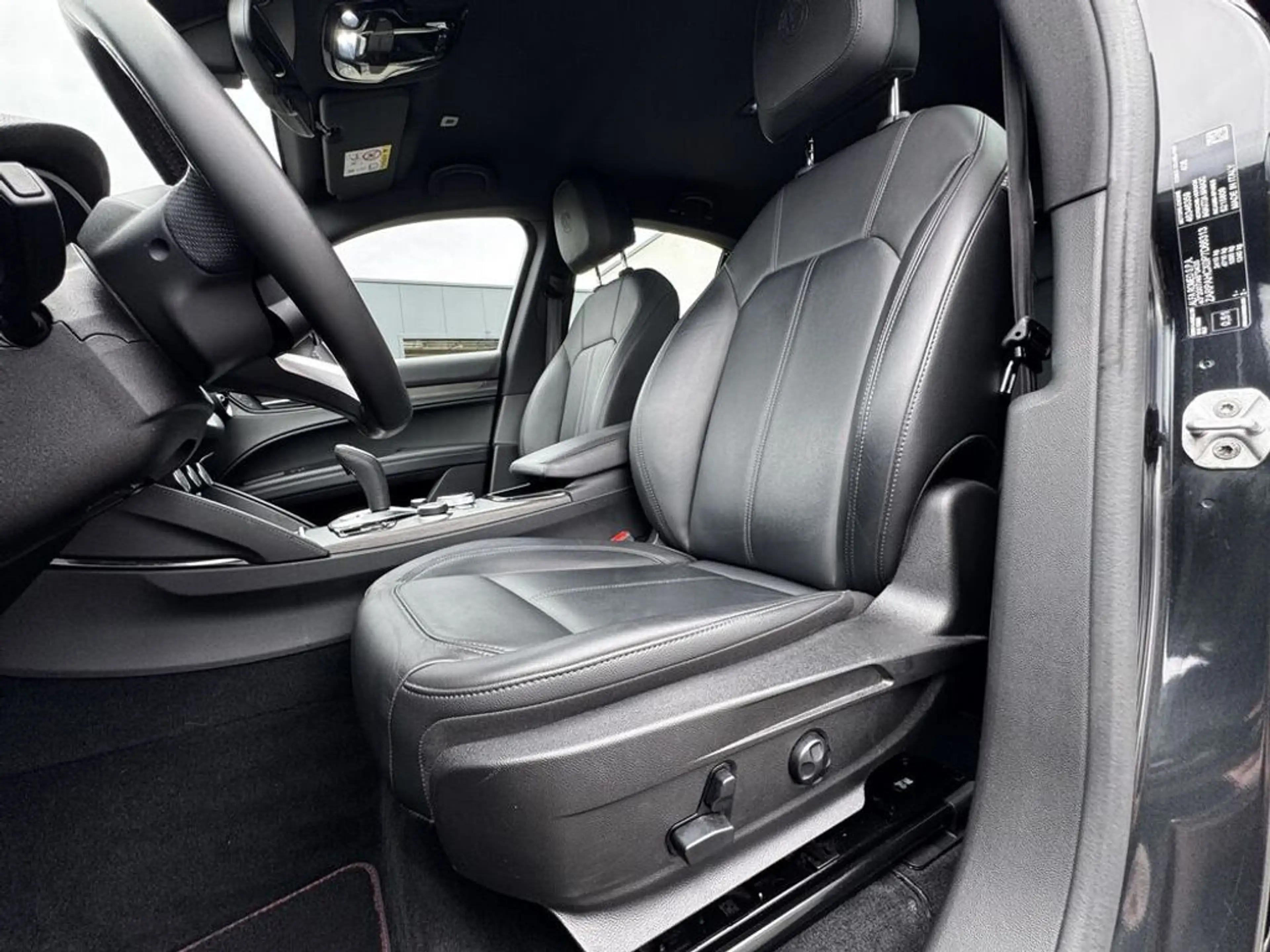 Alfa Romeo Stelvio Ti Q4 Schöne Ausstattung — photo 12