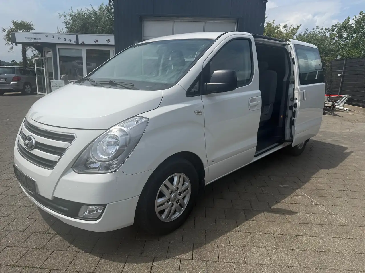 Hyundai H-1