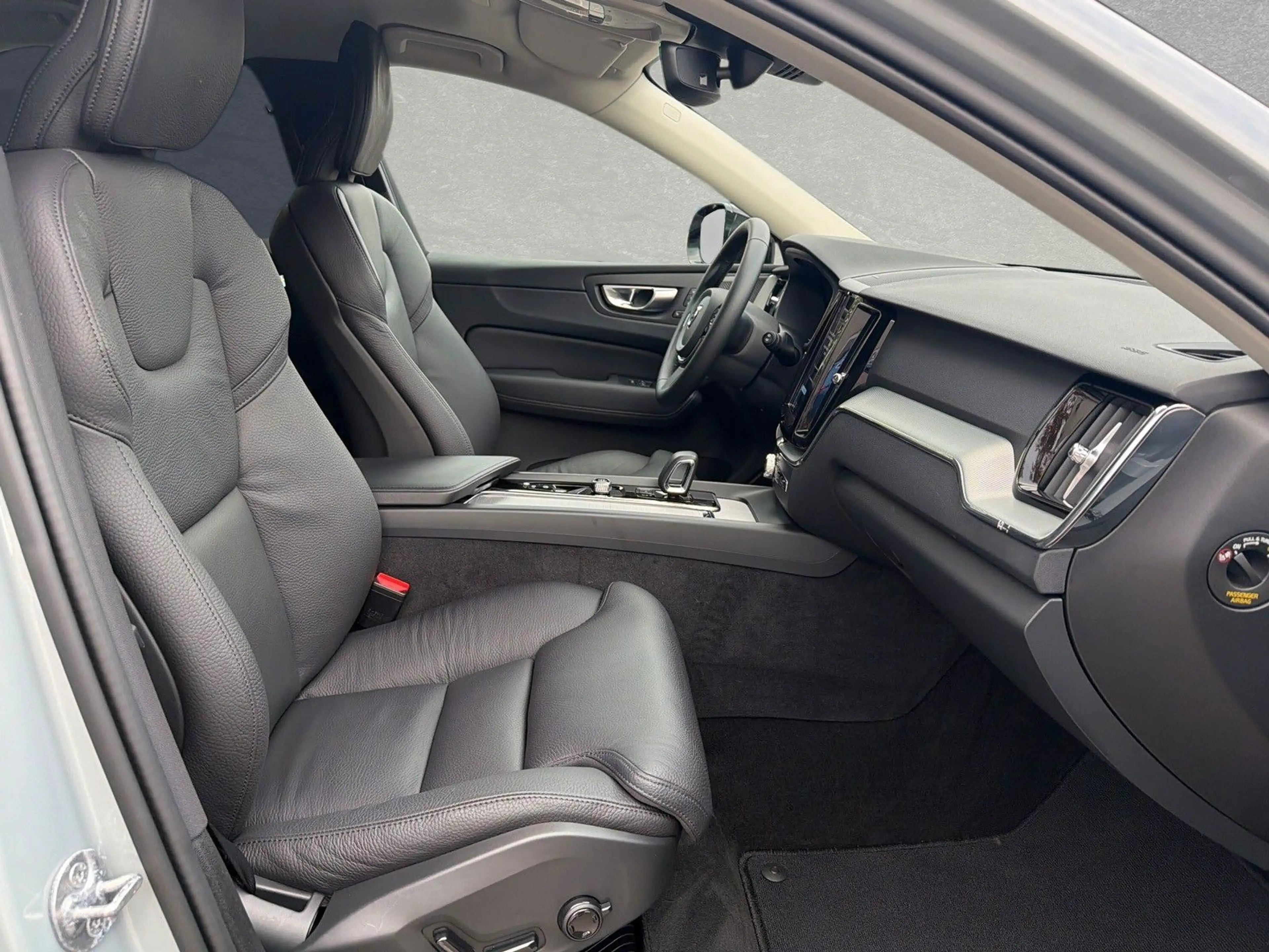Volvo XC60 B4 Mild-Hybrid Plus Dark ACC BLIS — photo 4