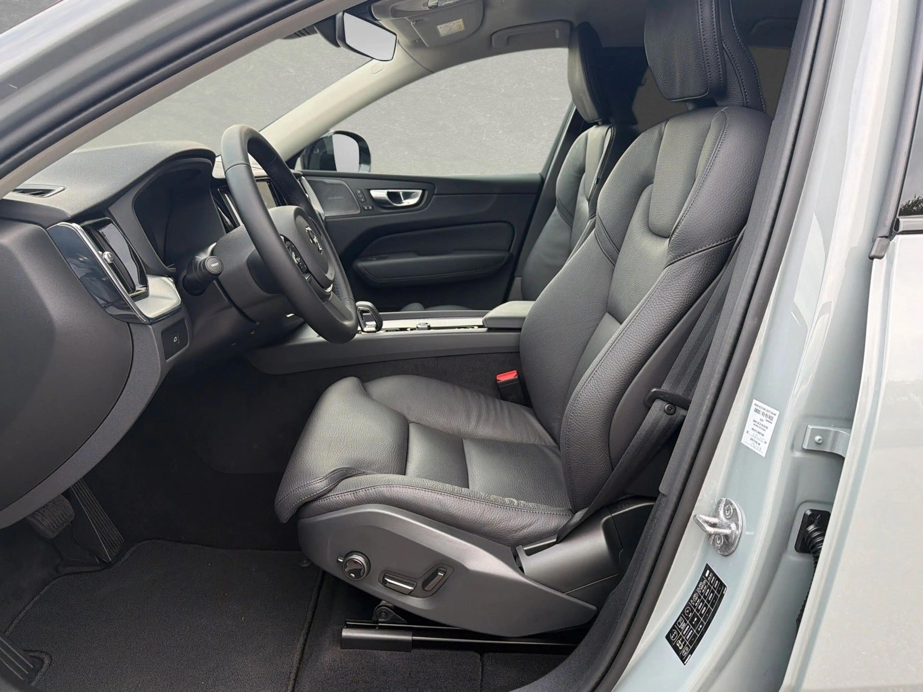 Volvo XC60 B4 Mild-Hybrid Plus Dark ACC BLIS — photo 3