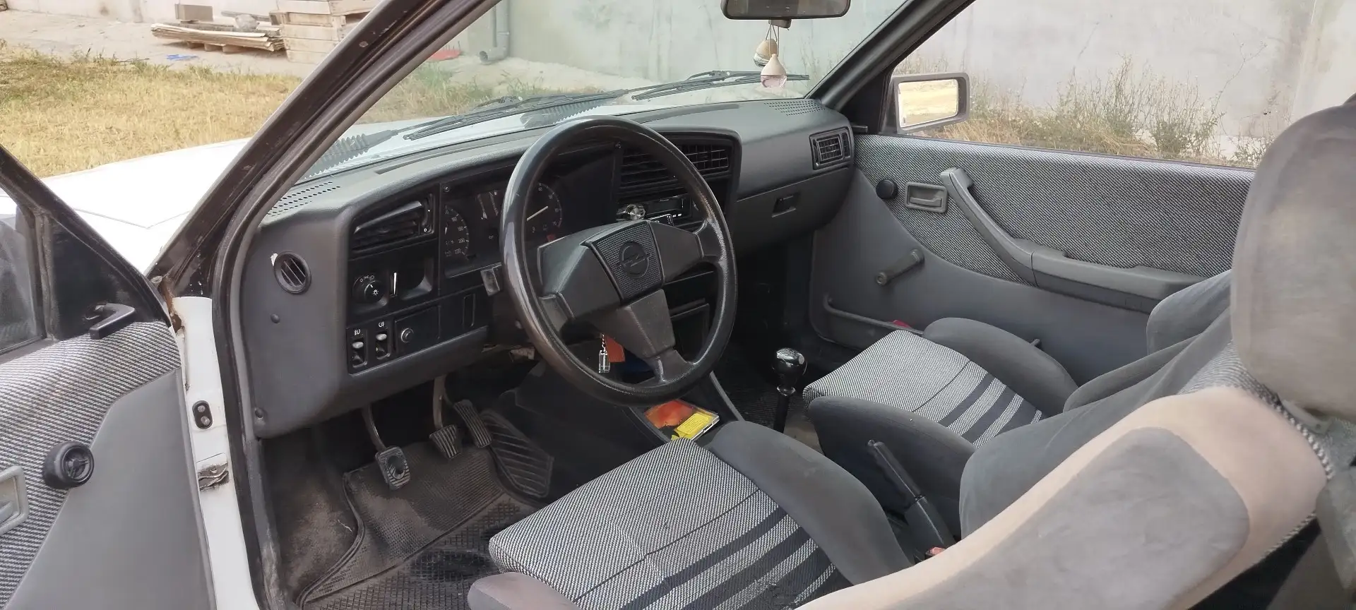 Opel Ascona 2.0i GT - 1