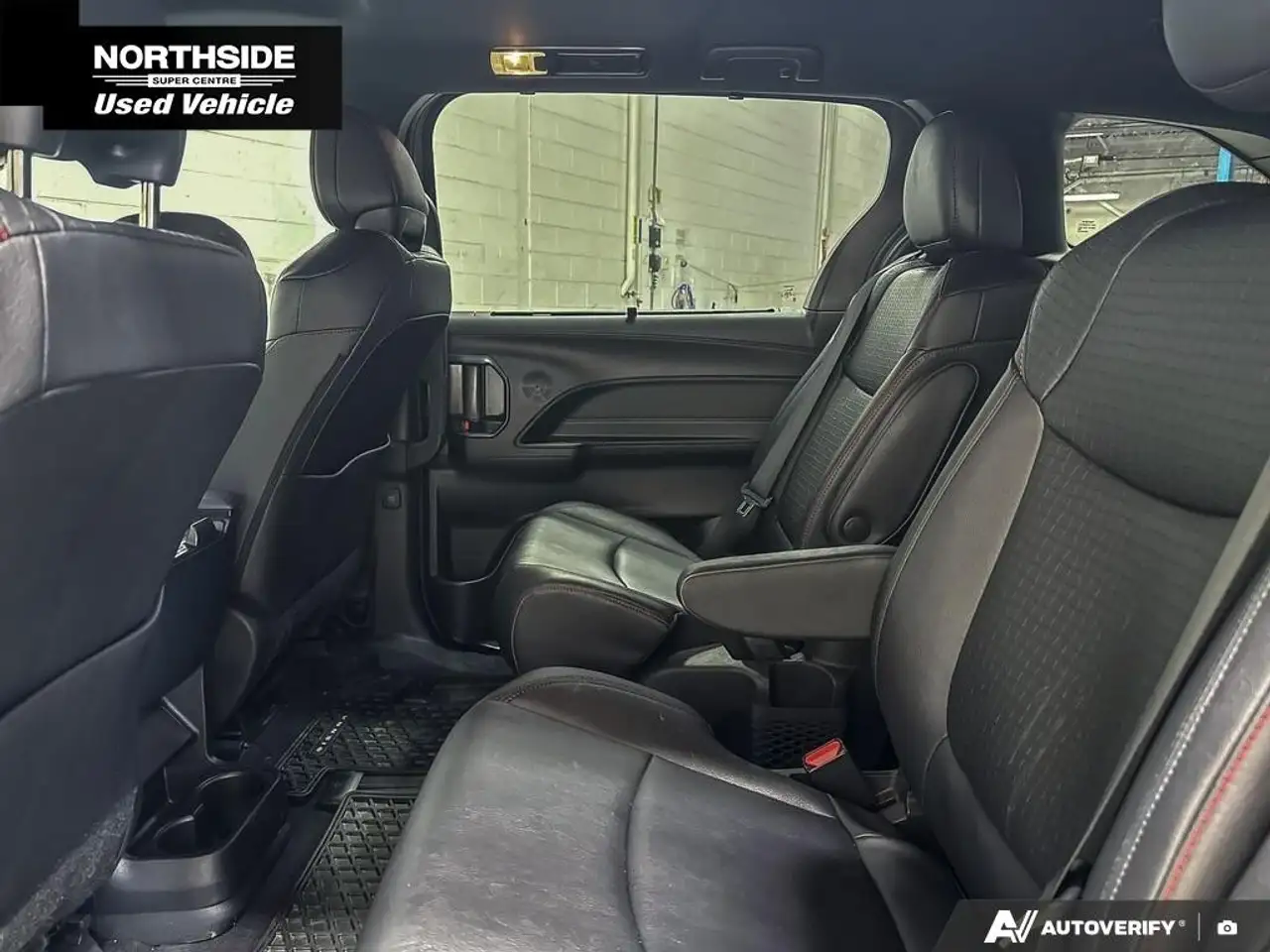 Toyota Sienna снимка Toyota Sienna