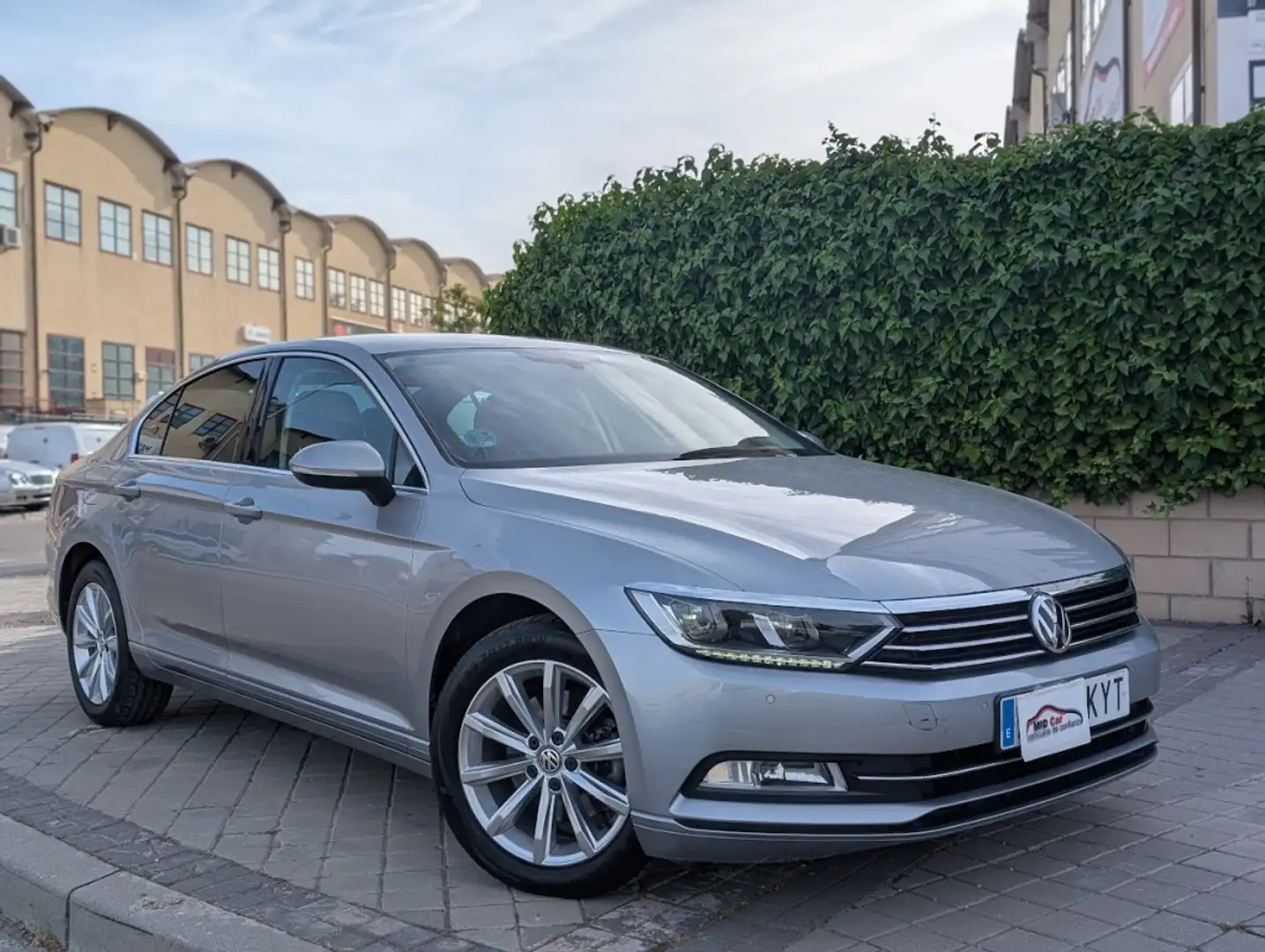 Volkswagen Passat 2.0TDI Advance 110kW Gris - 1
