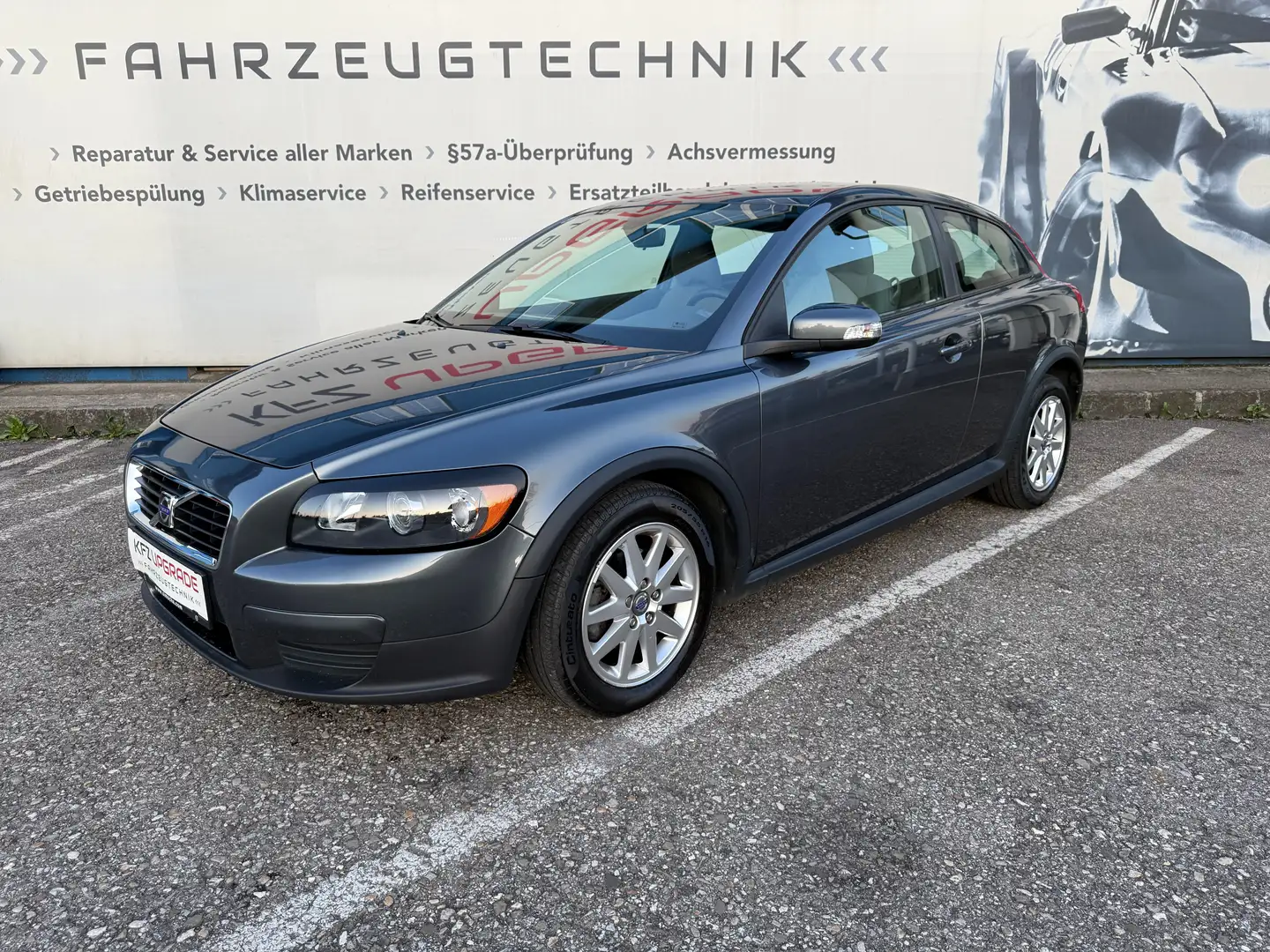 Volvo C30 1.6 D Kinetic Gris - 1