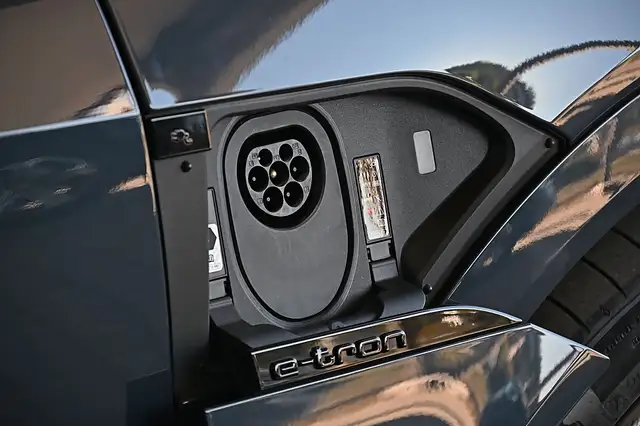 Audi Q8 e-tron Q8 55 e-tron quattro 106kWh S Line ACC, AHK, Ma... Ansicht 33