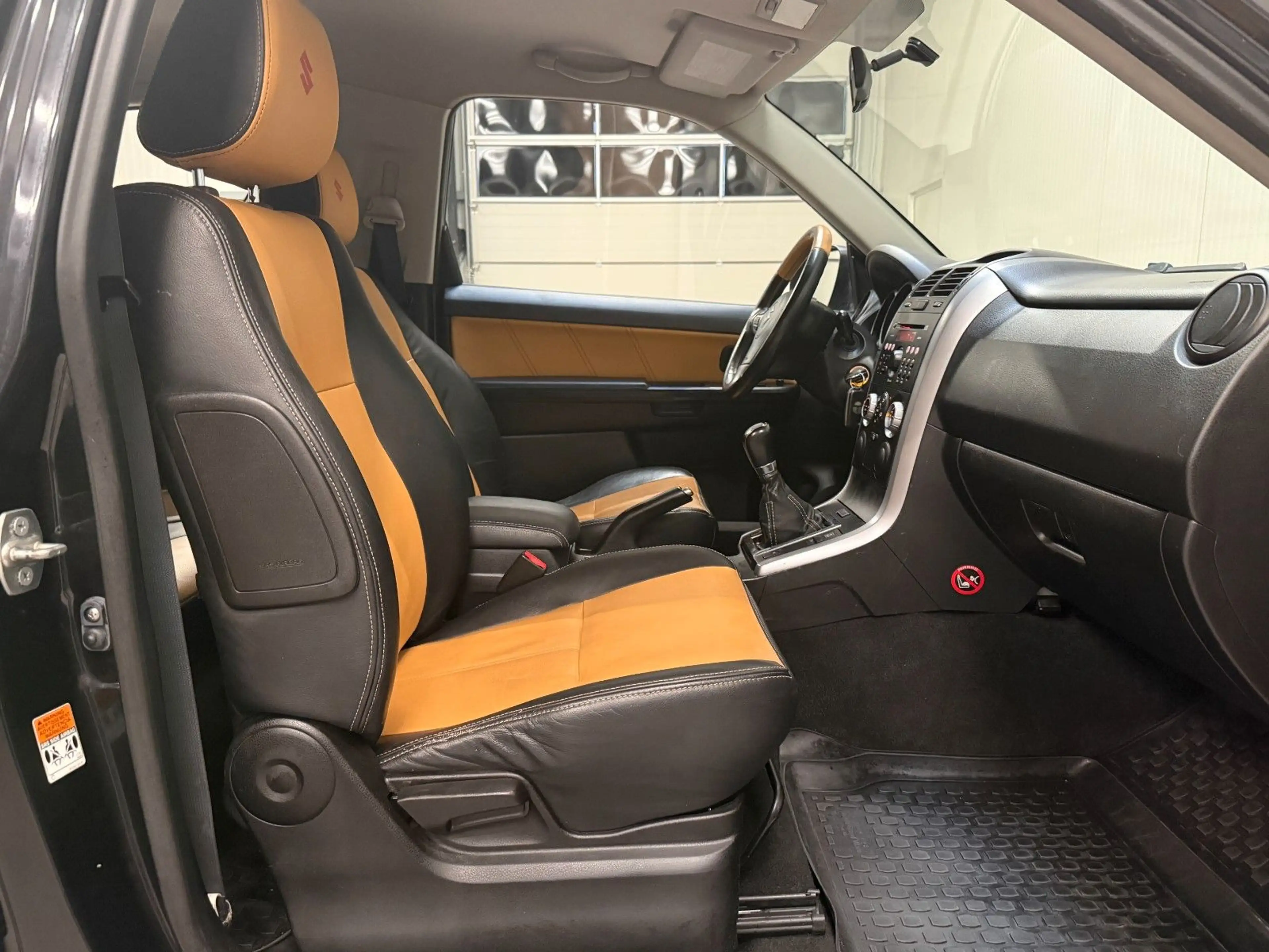 Suzuki Grand Vitara 1.6 Club PDC / KLIMA — photo 9