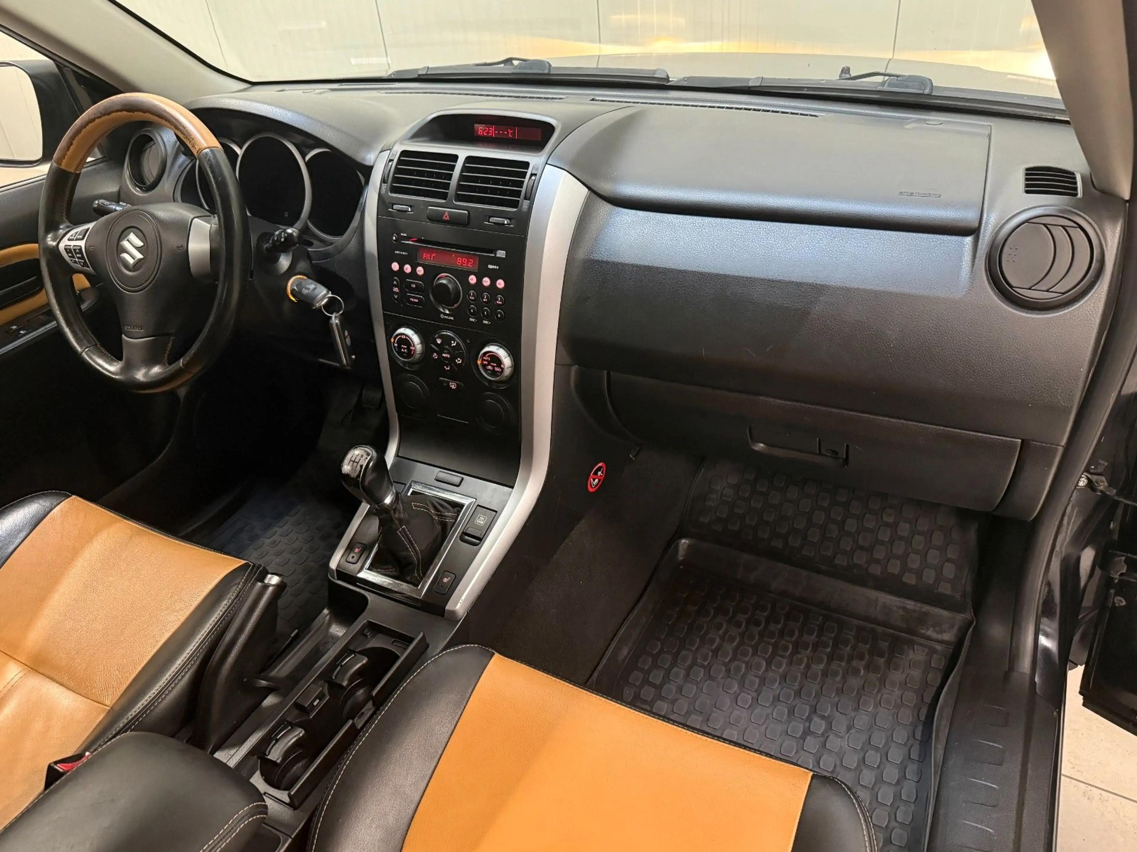 Suzuki Grand Vitara 1.6 Club PDC / KLIMA — photo 7