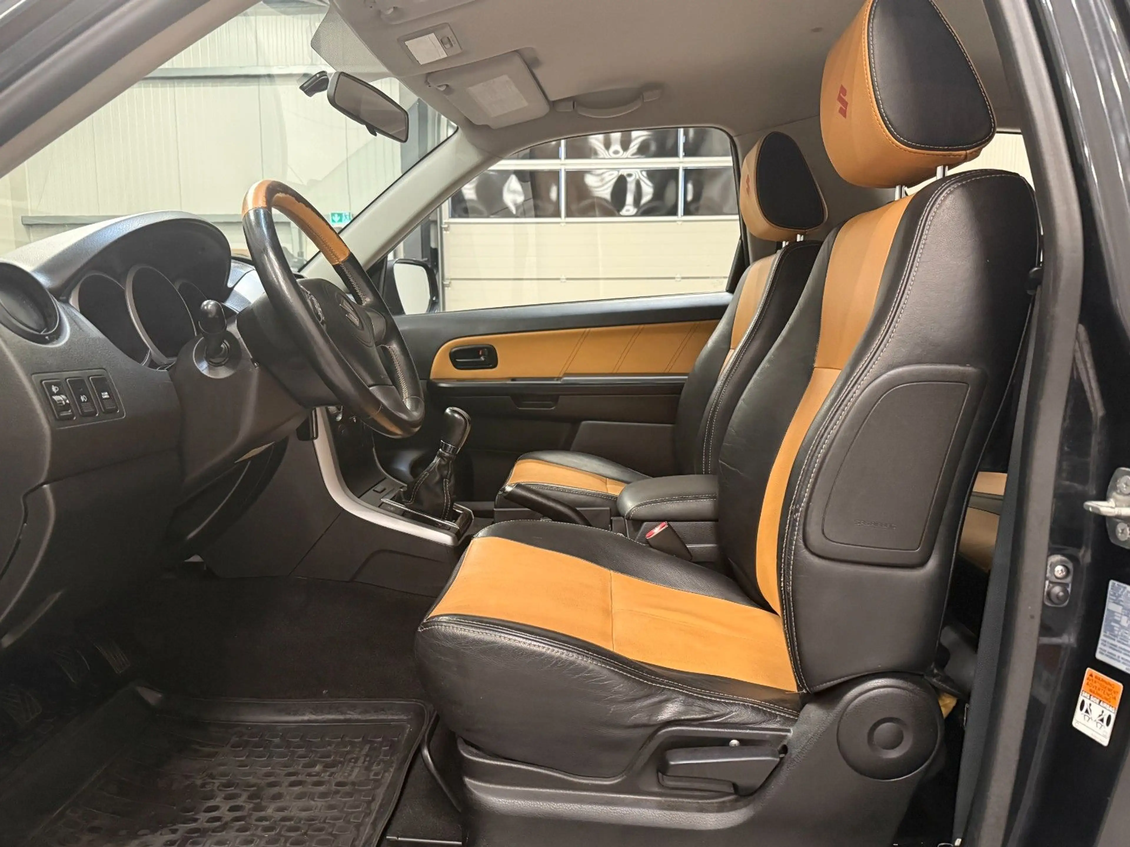 Suzuki Grand Vitara 1.6 Club PDC / KLIMA — photo 8