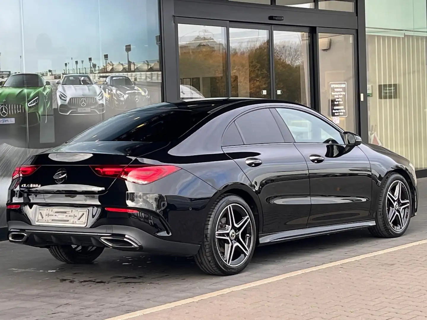 Mercedes-Benz CLA 180 d AMG Zwart - 2