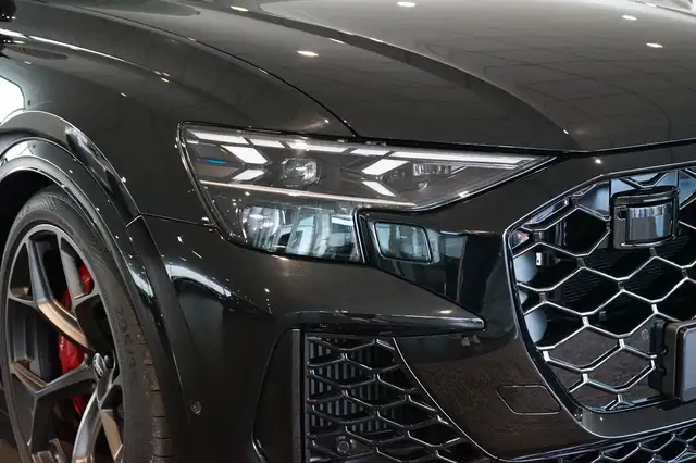 Audi RS Q8 view 6