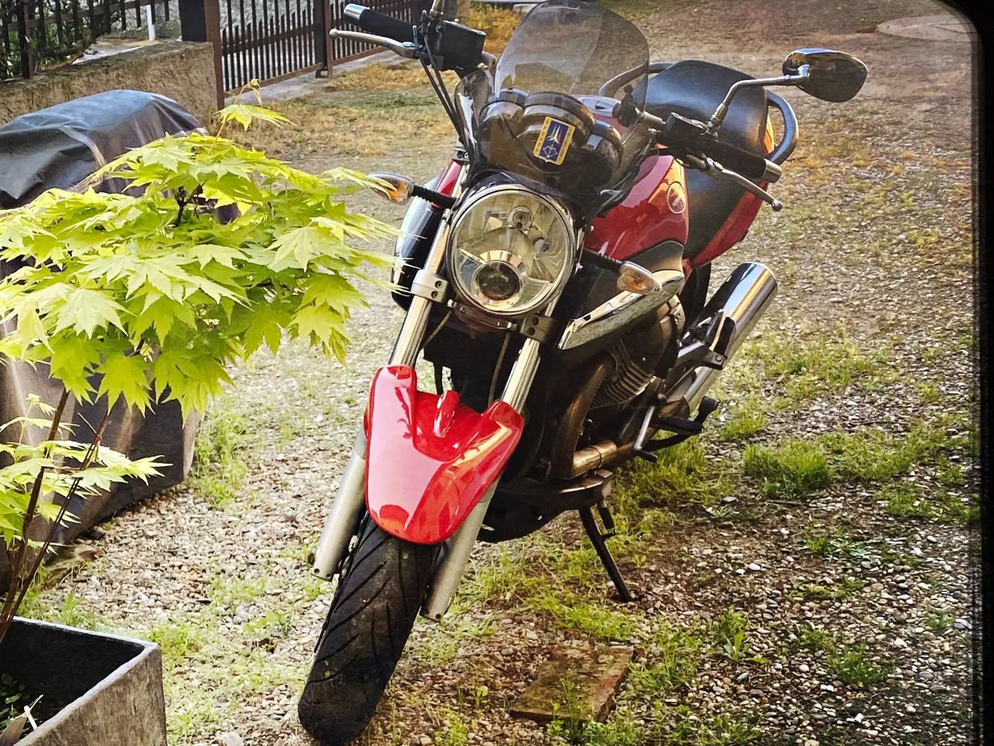Moto Guzzi Breva 1100 crvena - 1